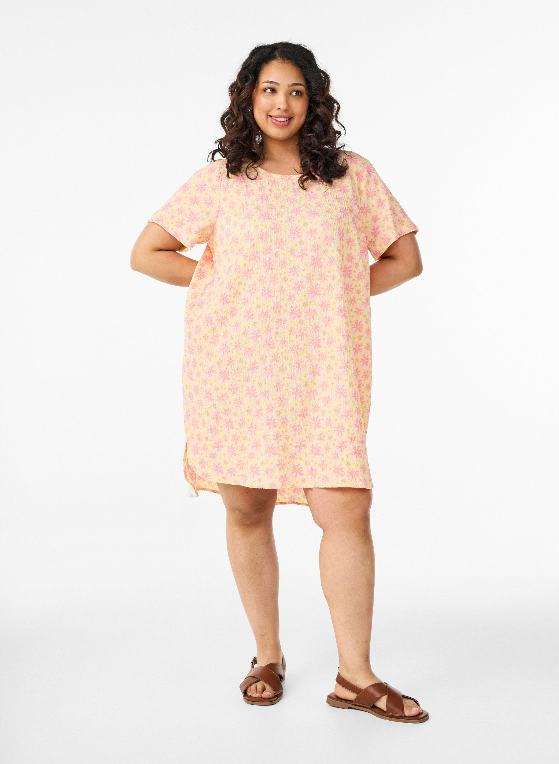 ZizziKurzes Kleid mit gecrinkelter Textur und kurzen &Auml;rmeln, Gelb, Model image number 1