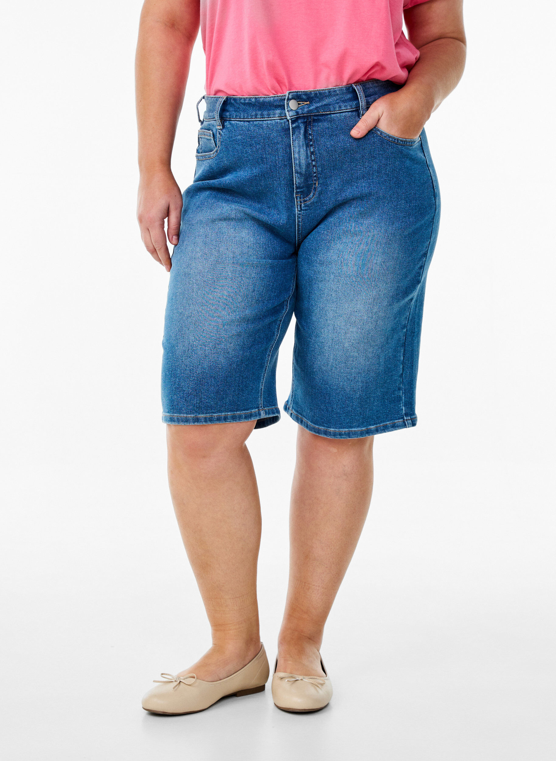 Zizzi Hoch taillierte Bermuda Shorts aus Denim, Blau, Model image number 2