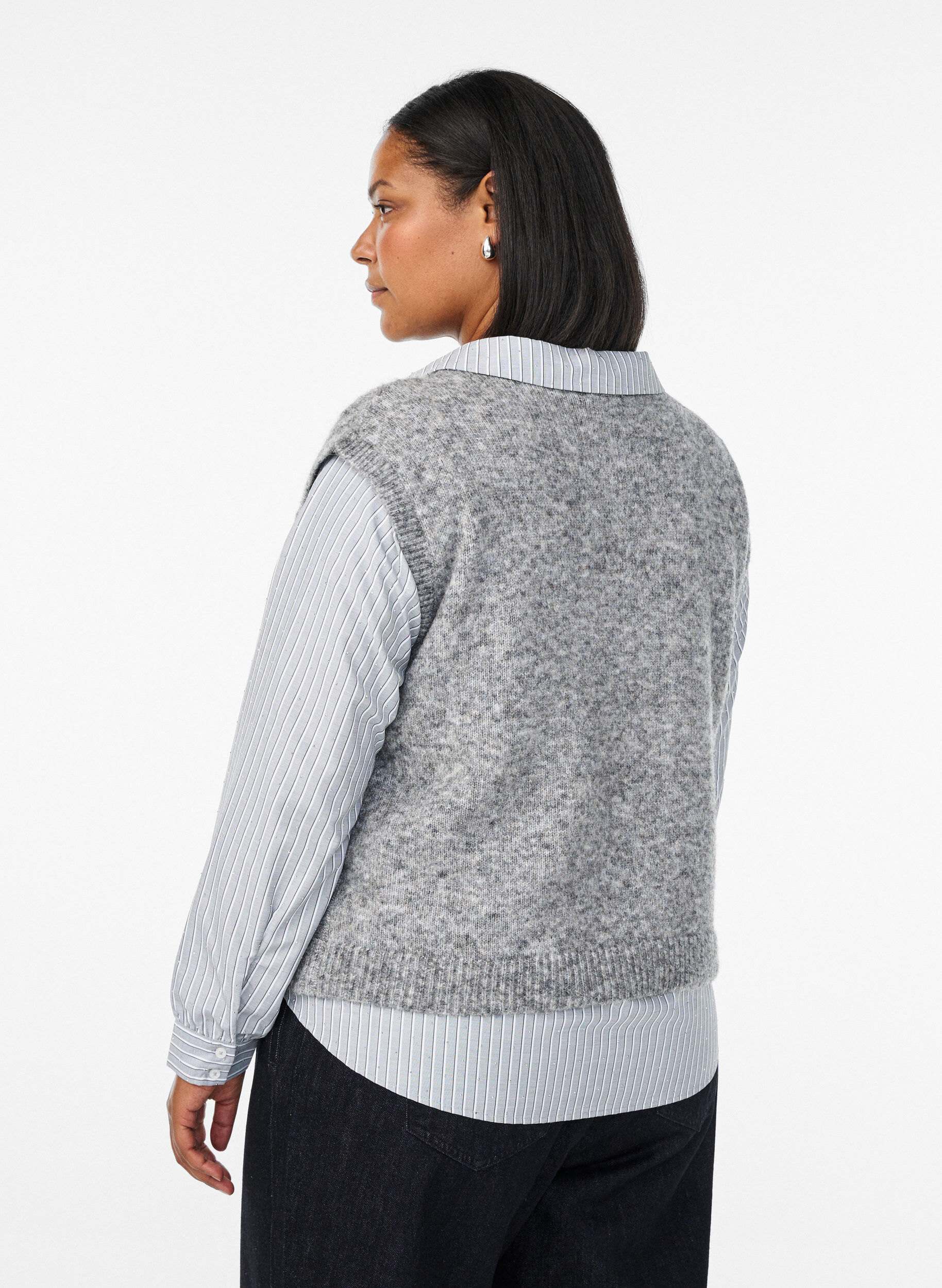 Zizzi Gilet en maille &agrave; motifs avec boutons d&eacute;coratifs, Gris, Model image number 2