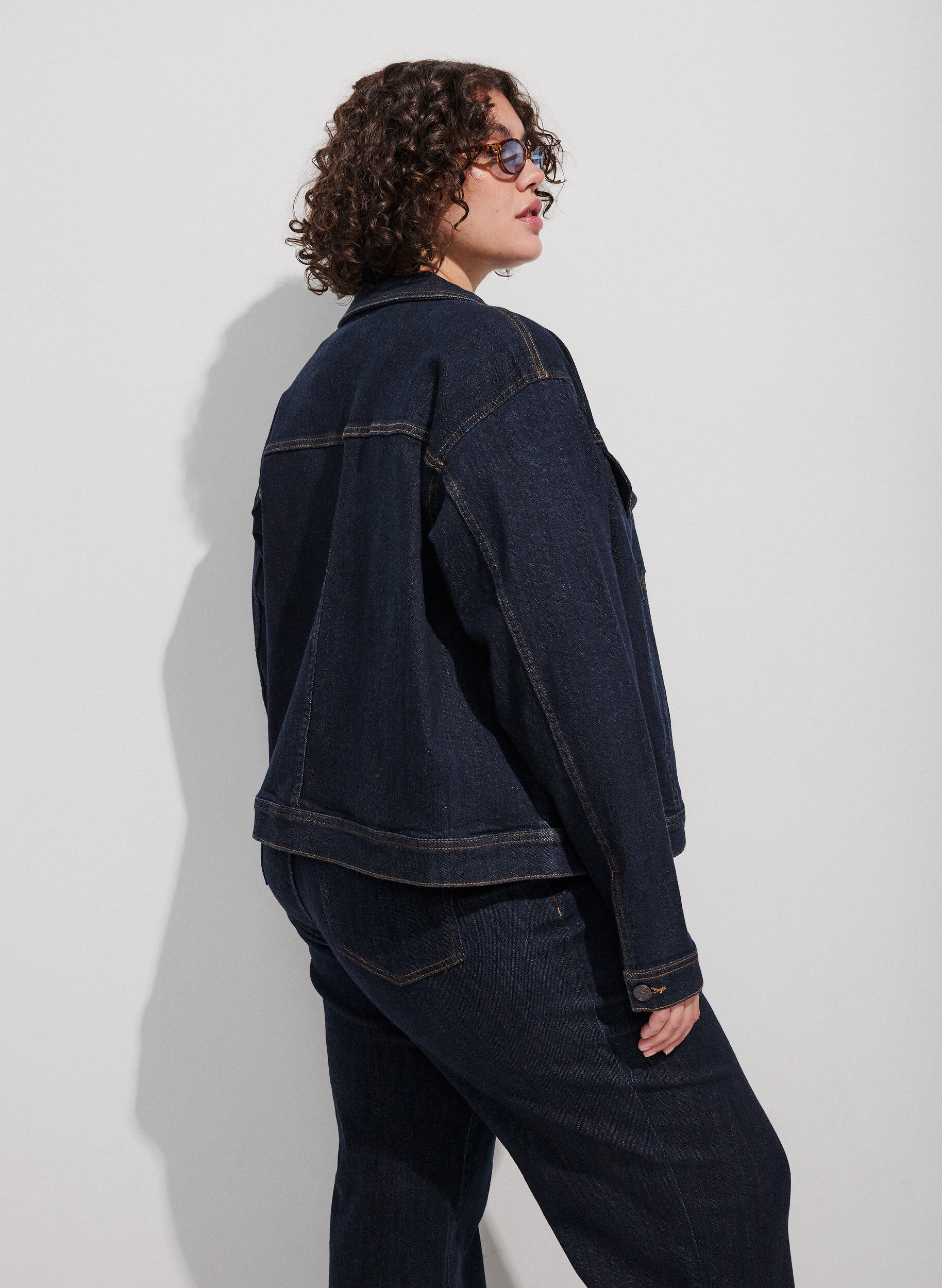 ZizziVeste en jean classique avec surpiq&ucirc;res contrastantes, Bleu, Model image number 2