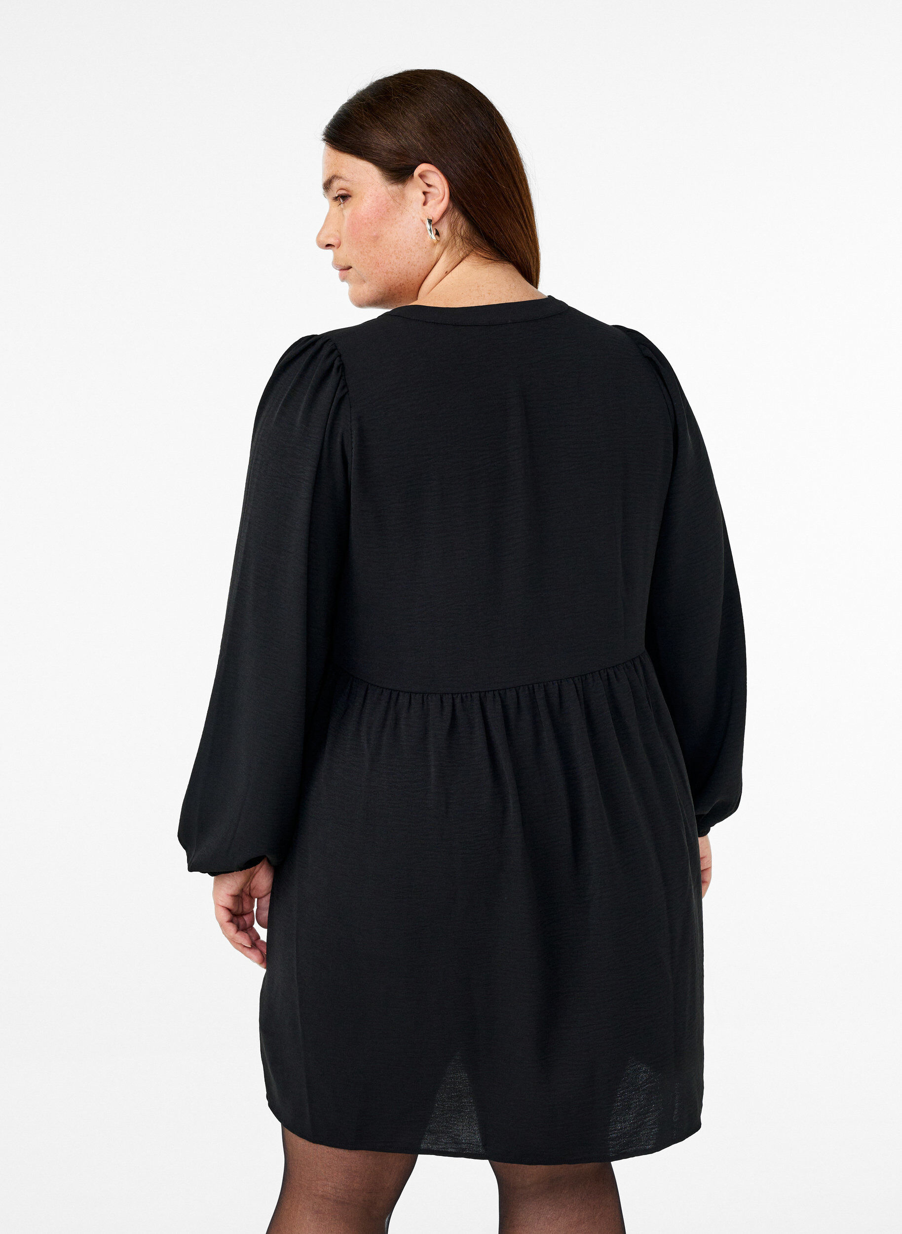 Zizzi FLASH - Kurzes Kleid mit Falten und langen &Auml;rmeln, Schwarz, Model image number 2