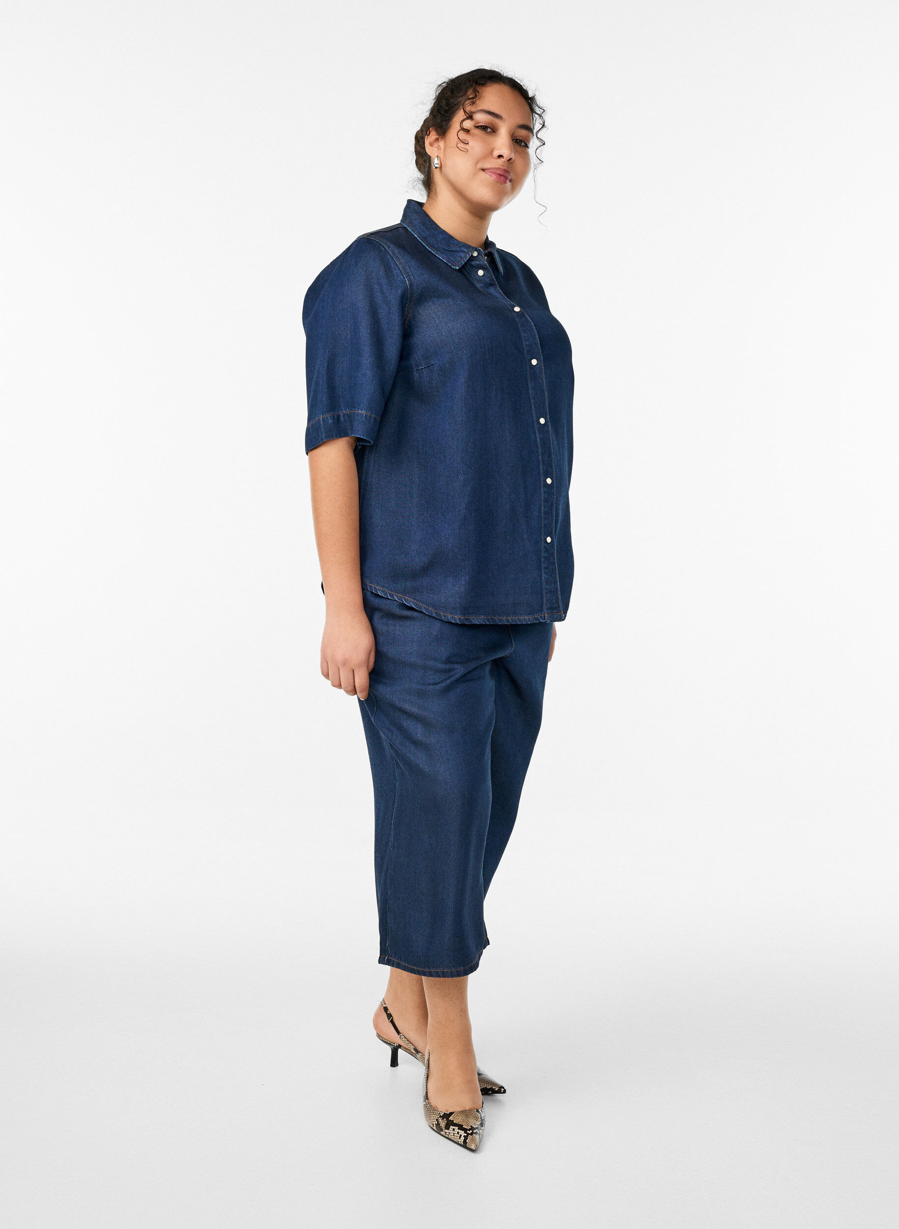 Zizzi Culotte aus Lyocell mit weitem Bein in Jeans-Optik, Blau, Model image number 0