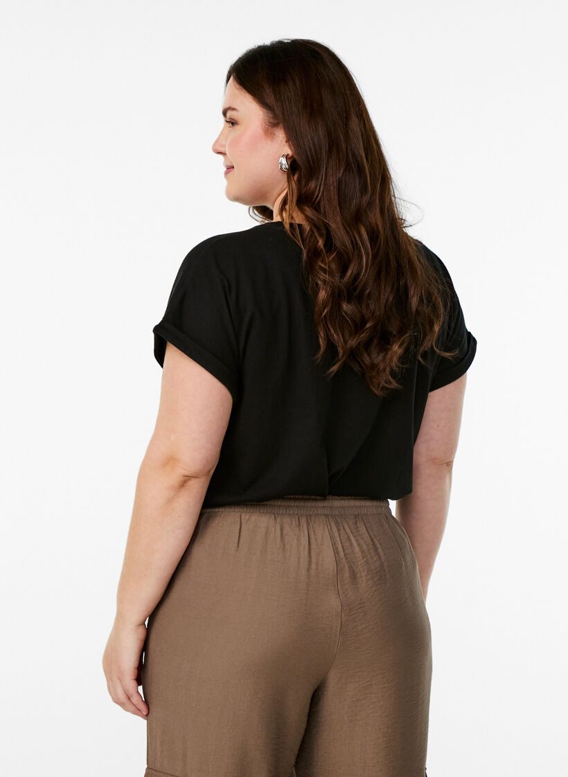 Kurz&auml;rmeliges T-Shirt aus einer Baumwollmischung, Schwarz, Model image number 2