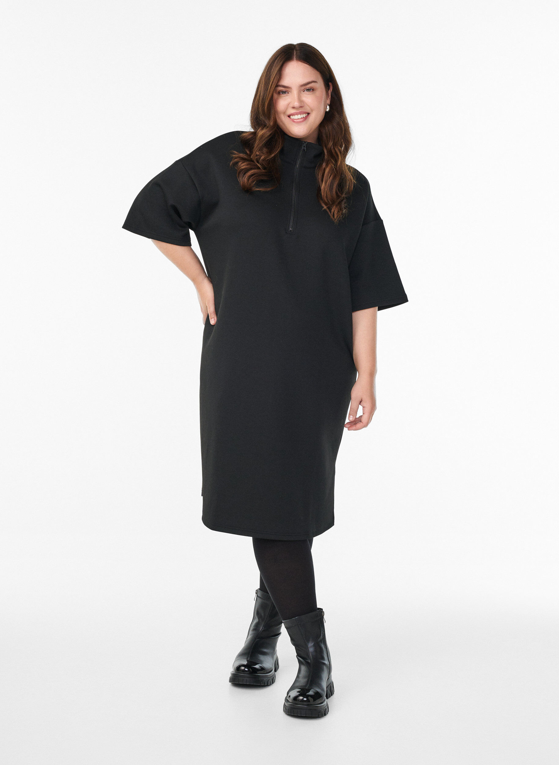 Zizzi Kurzes Sweatshirtkleid mit hohem Kragen und Rei&szlig;verschluss, Schwarz, Model image number 1