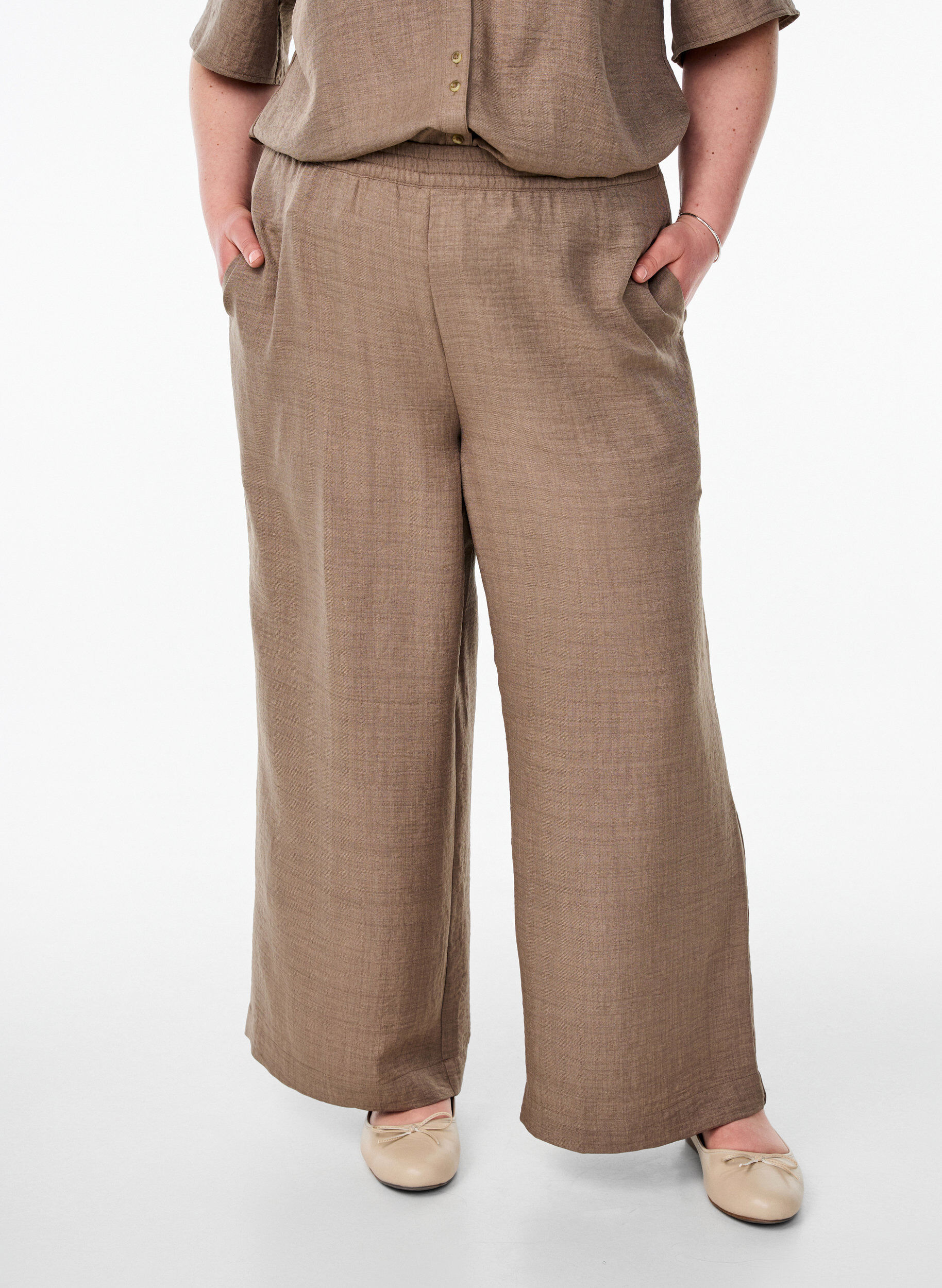 Zizzi Pantalon ample avec ceinture &eacute;lastique et poches, Marron, Model image number 2
