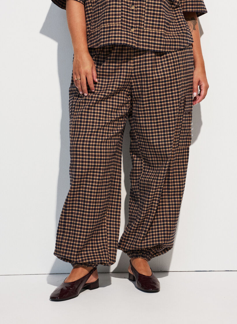 Karierte Cargohose aus Baumwolle, Braun, Model