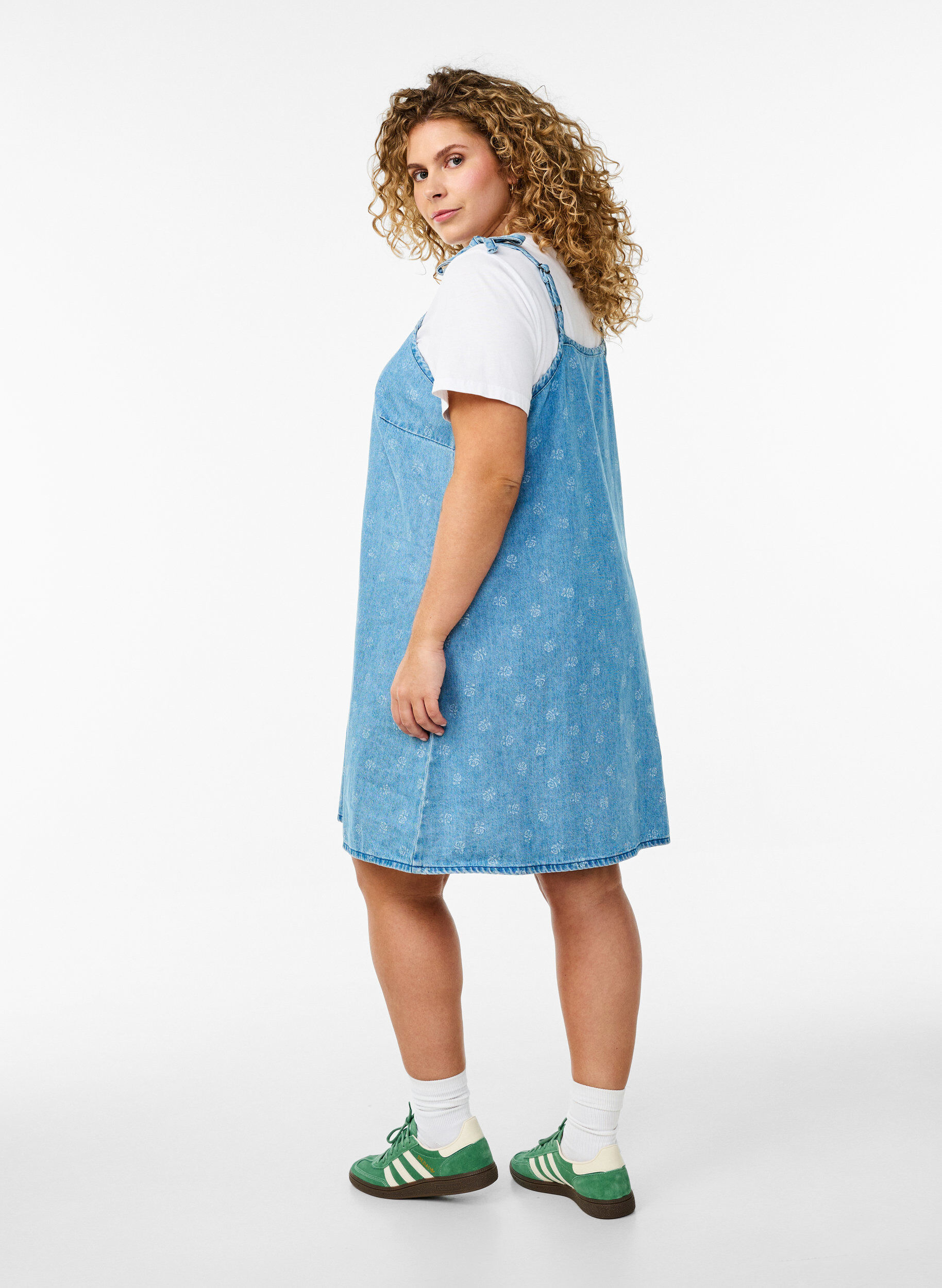 Zizzi Kurzes Jeanskleid mit verstellbaren Tr&auml;gern, LBD w. Flower, Model image number 1