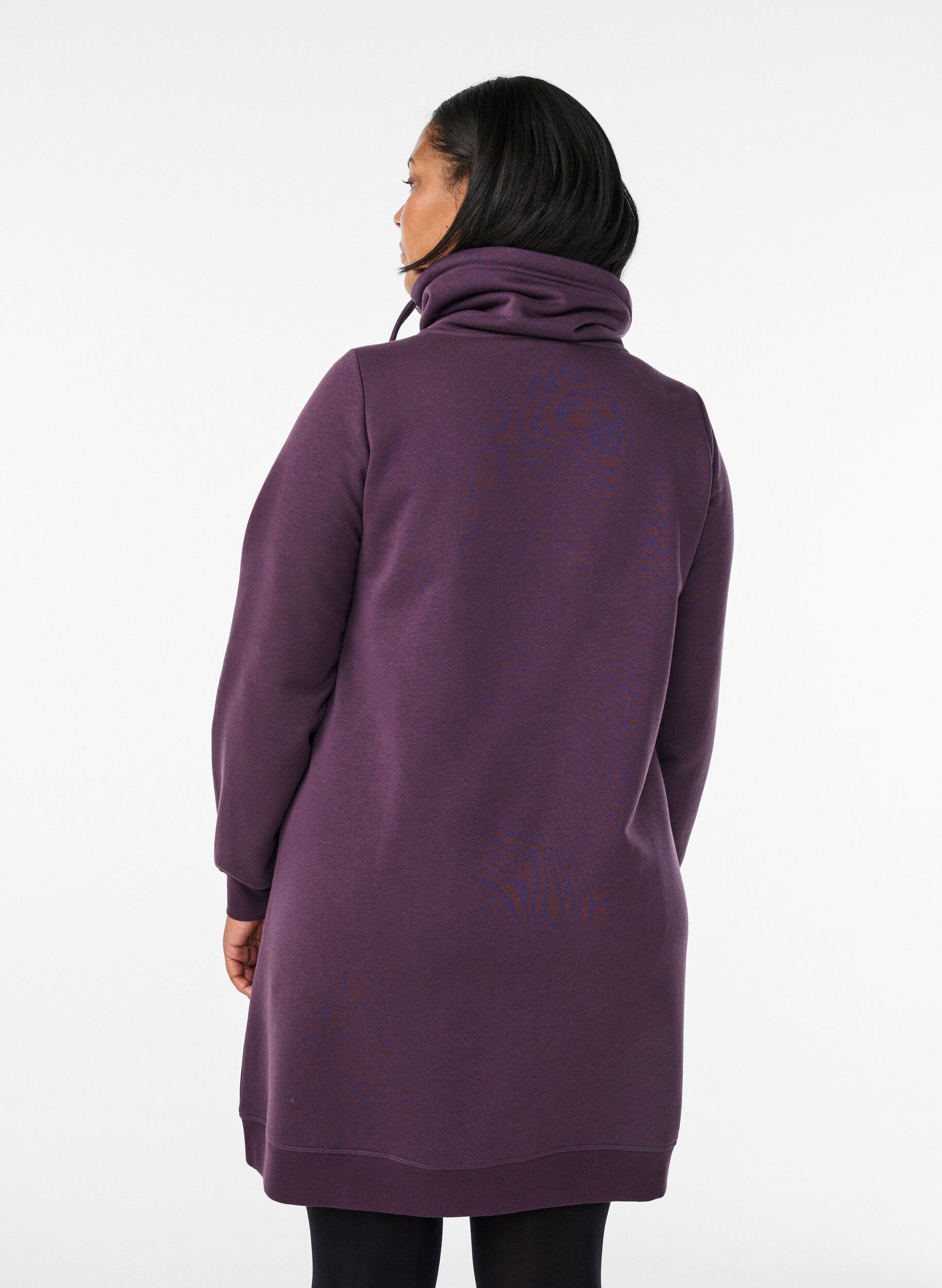 Zizzi Robe sweat-shirt courte &agrave; col montant et poches, Violet, Model image number 2