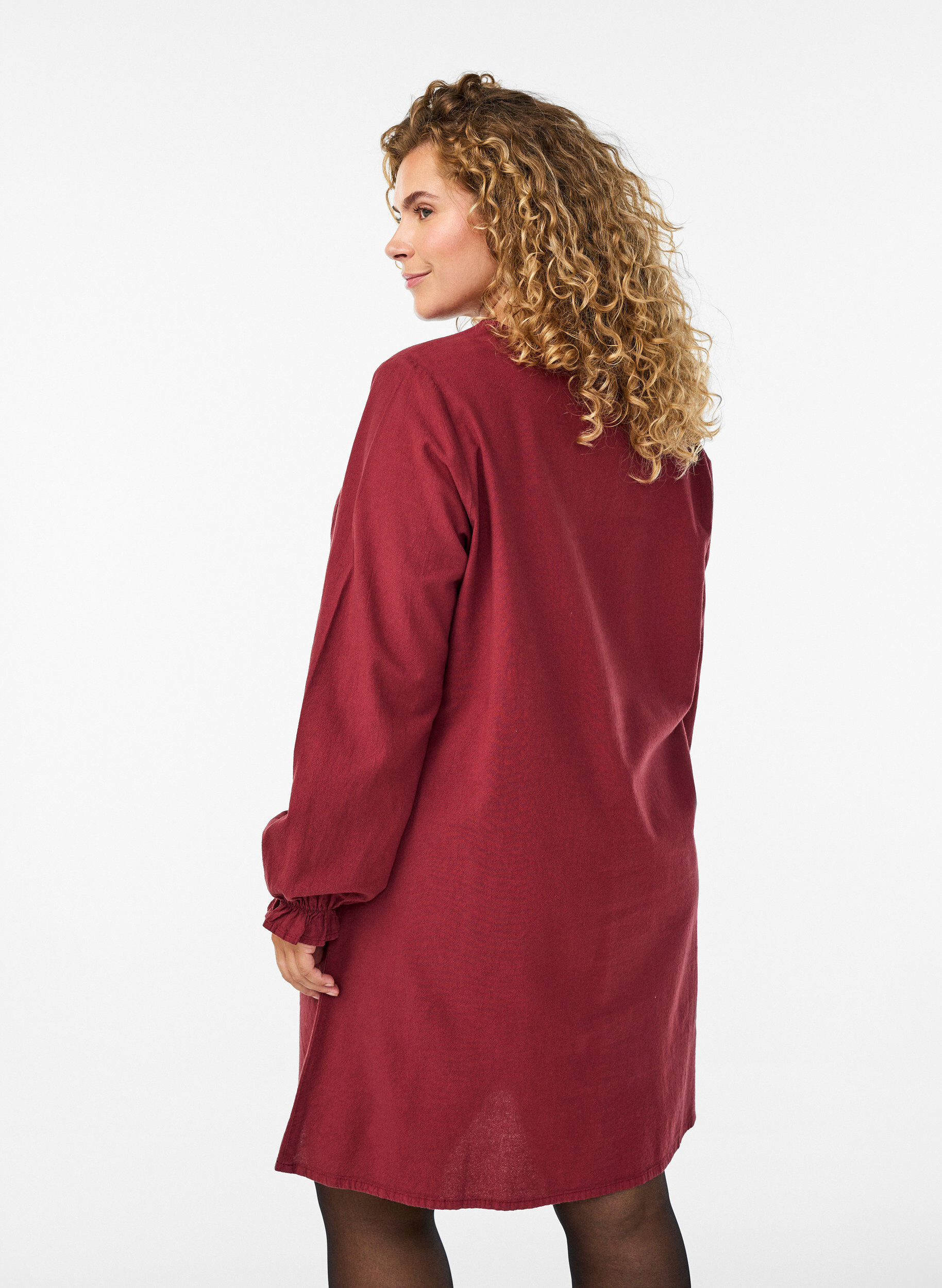 Zizzi Robe courte en coton avec col en V, Bordeaux fonc&eacute;, Model image number 2