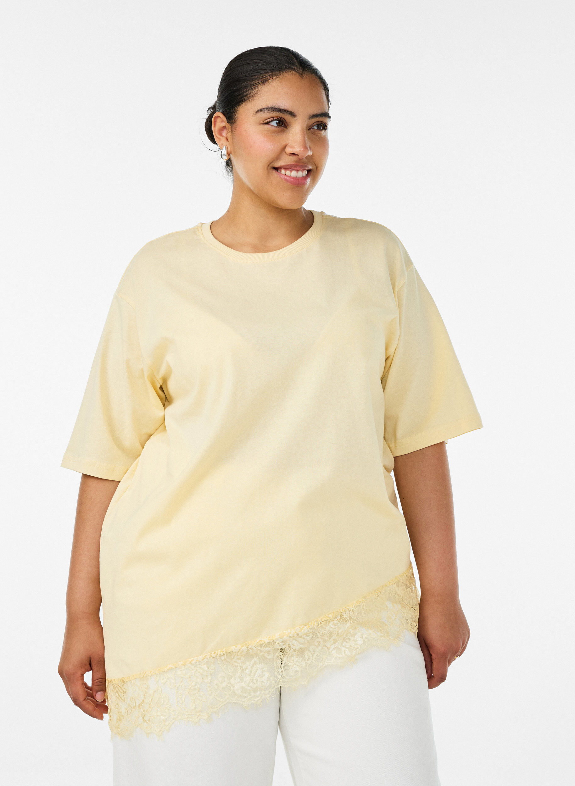 T-shirt avec ourlet asym&eacute;trique en dentelle, Jaune clair, Model