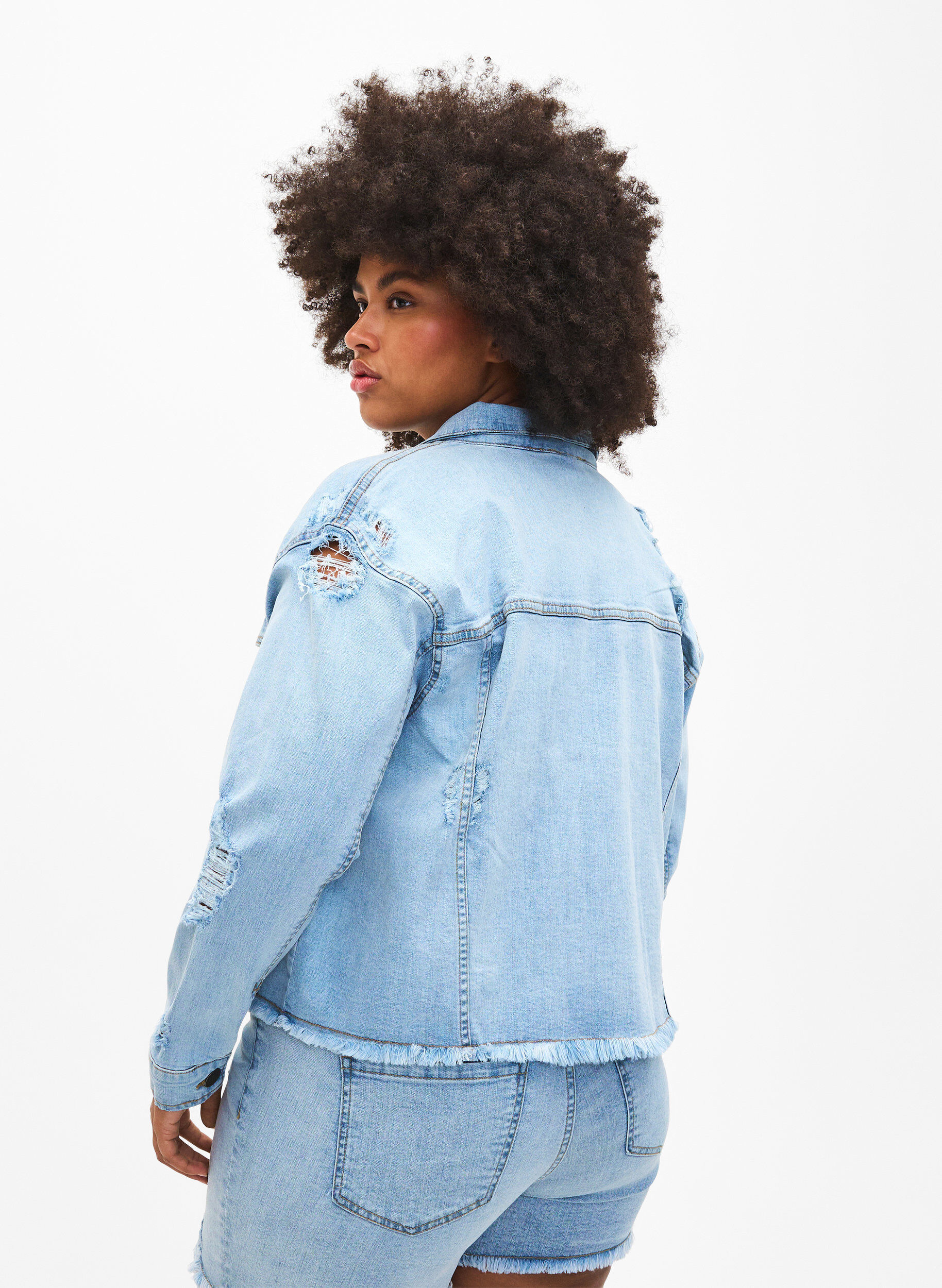 Zizzi Kurze Denim-Jacke mit Details in Used-Optik, Light Blue Denim, Model image number 1