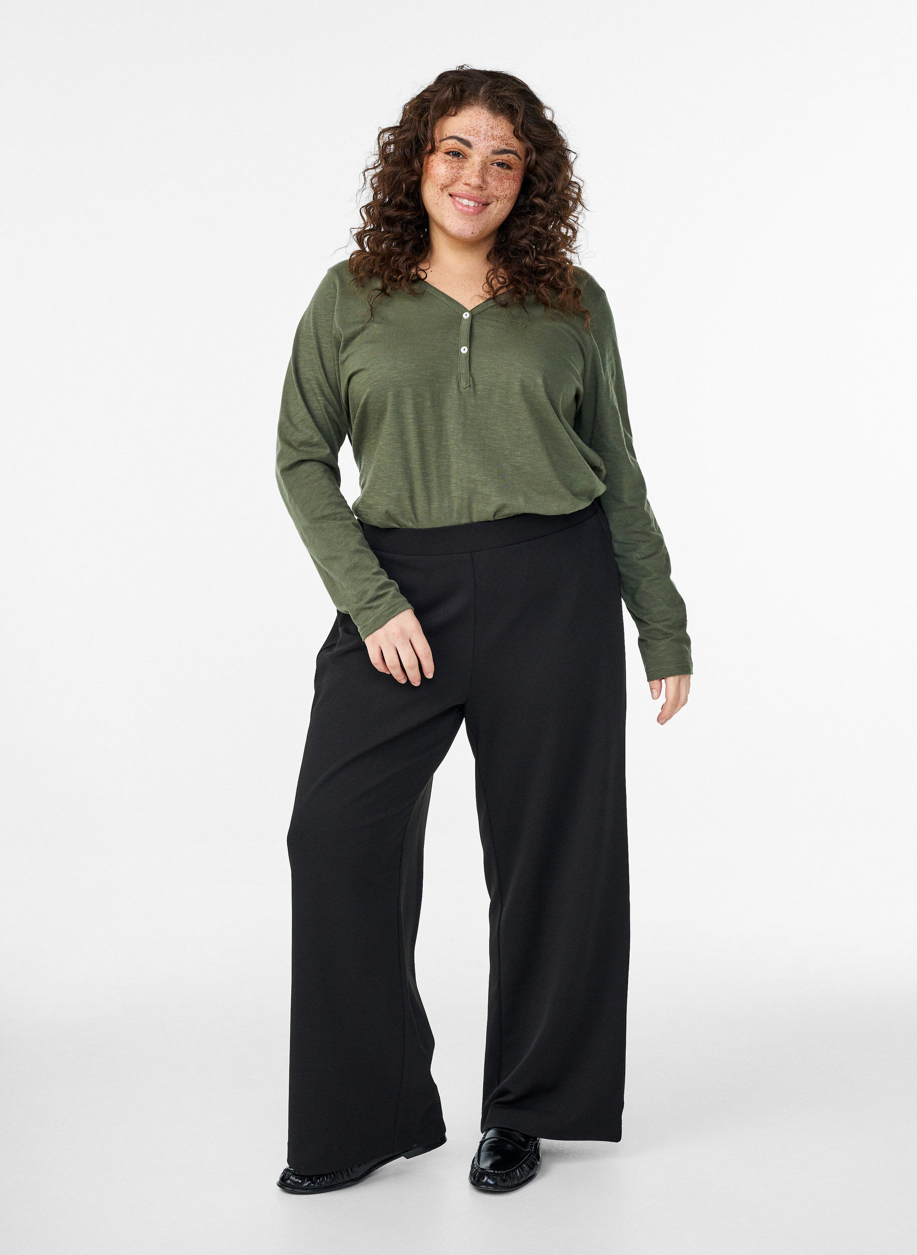 Zizzi Langarmshirt mit V-Ausschnitt und Kn&ouml;pfen, Gr&uuml;n, Model image number 1