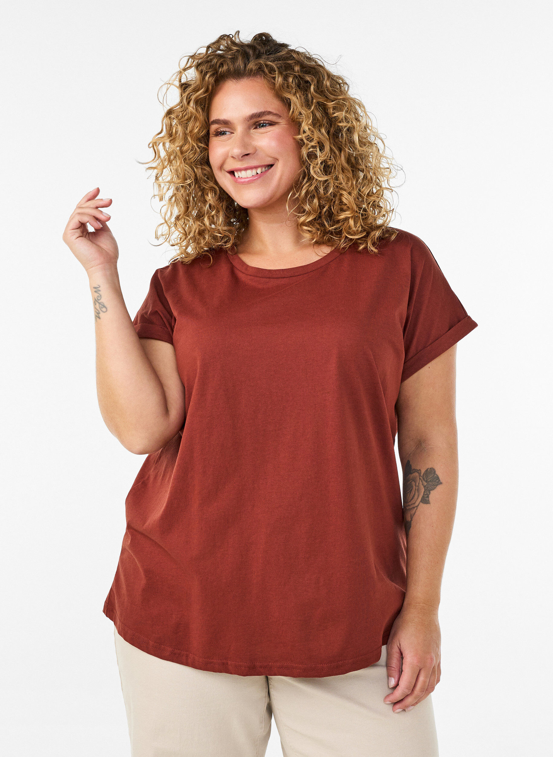 Kurz&auml;rmeliges T-Shirt aus einer Baumwollmischung, Rot, Model