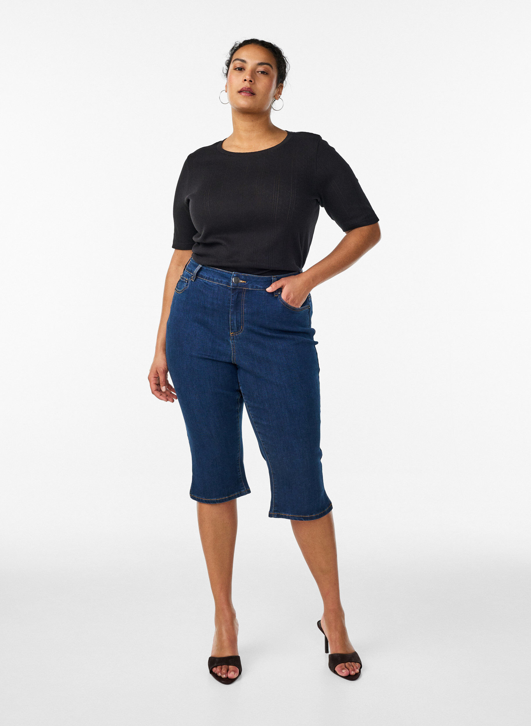 Zizzi T-shirt en coton avec broderie ajour&eacute;e, Noir, Model image number 1