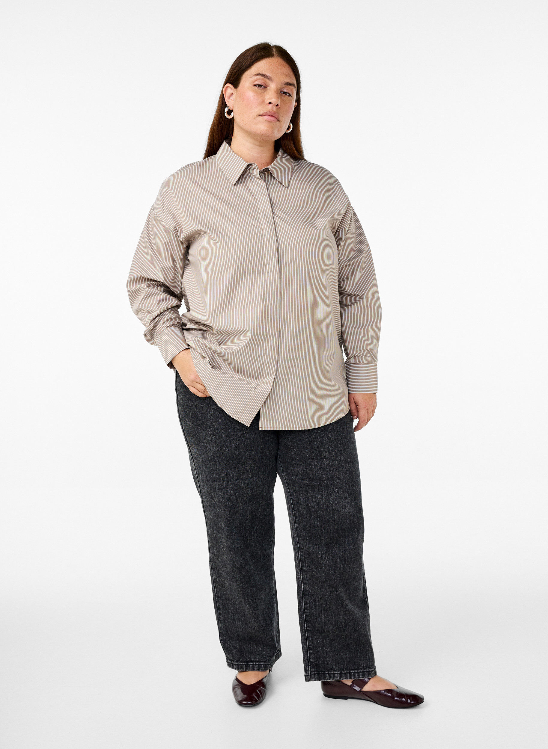 Zizzi Lockeres lang&auml;rmliges Hemd mit Streifen, Braun, Model image number 1