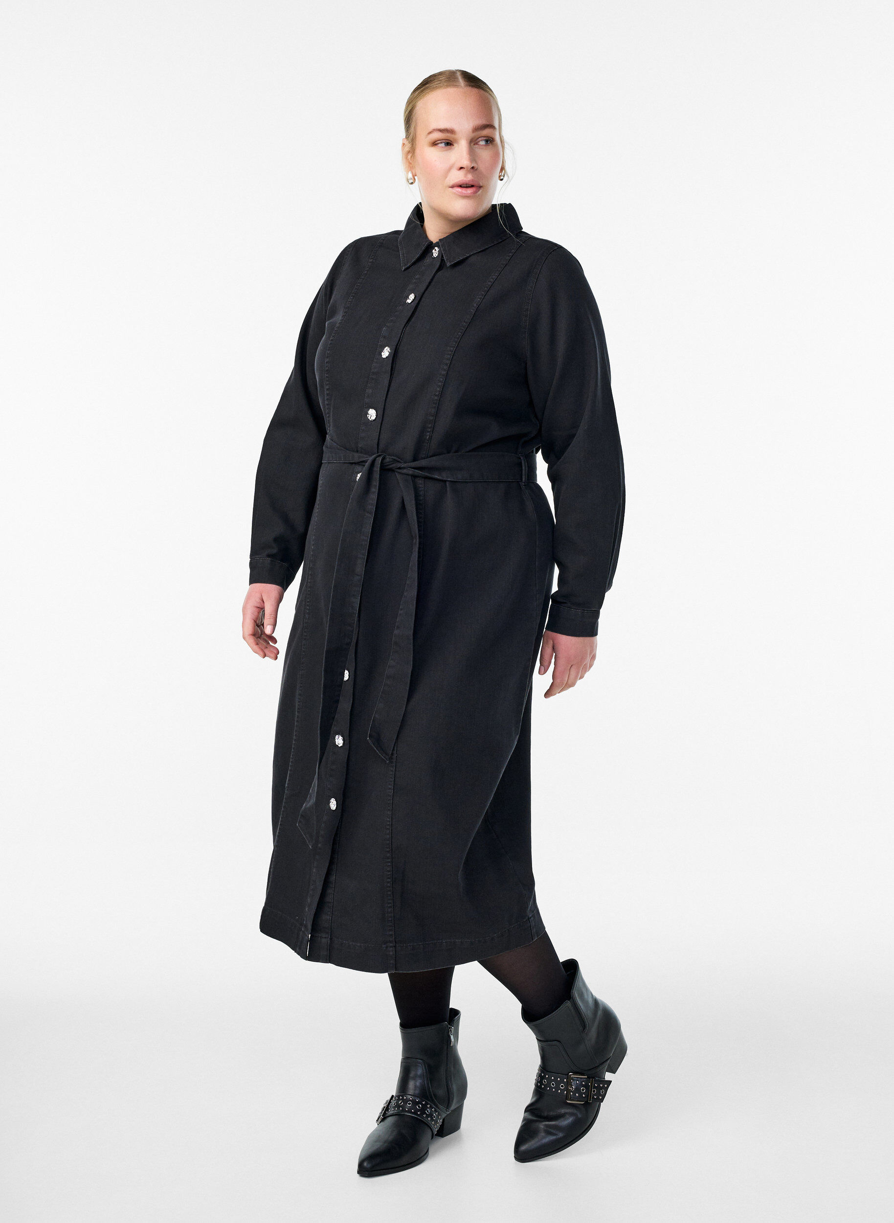 Zizzi Jeans-Midikleid mit G&uuml;rtel und Zierkn&ouml;pfen, Schwarz, Model image number 1