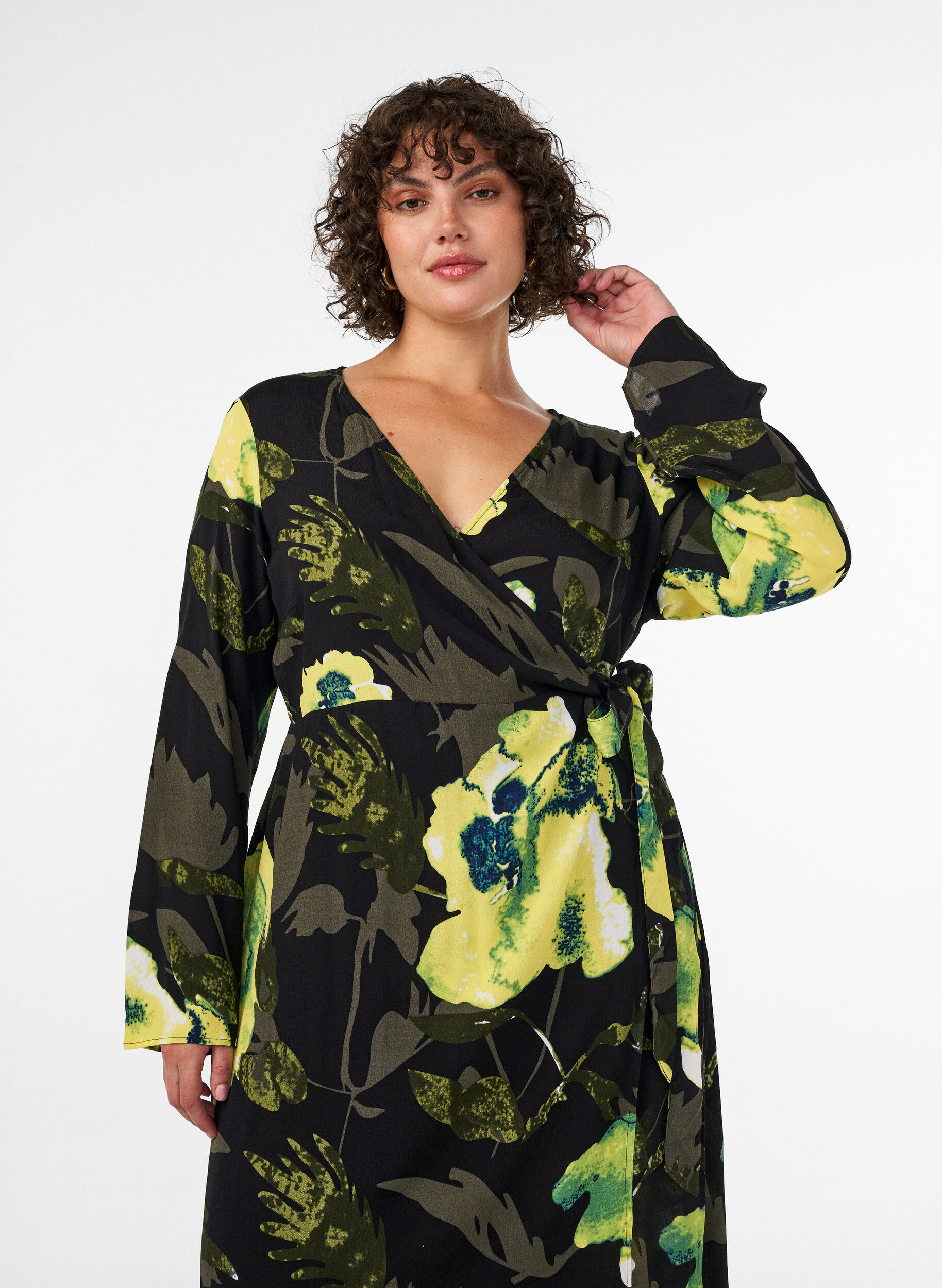 ZizziRobe portefeuille fleurie en viscose avec une ceinture &agrave; nouer, Noir, Model image number 2