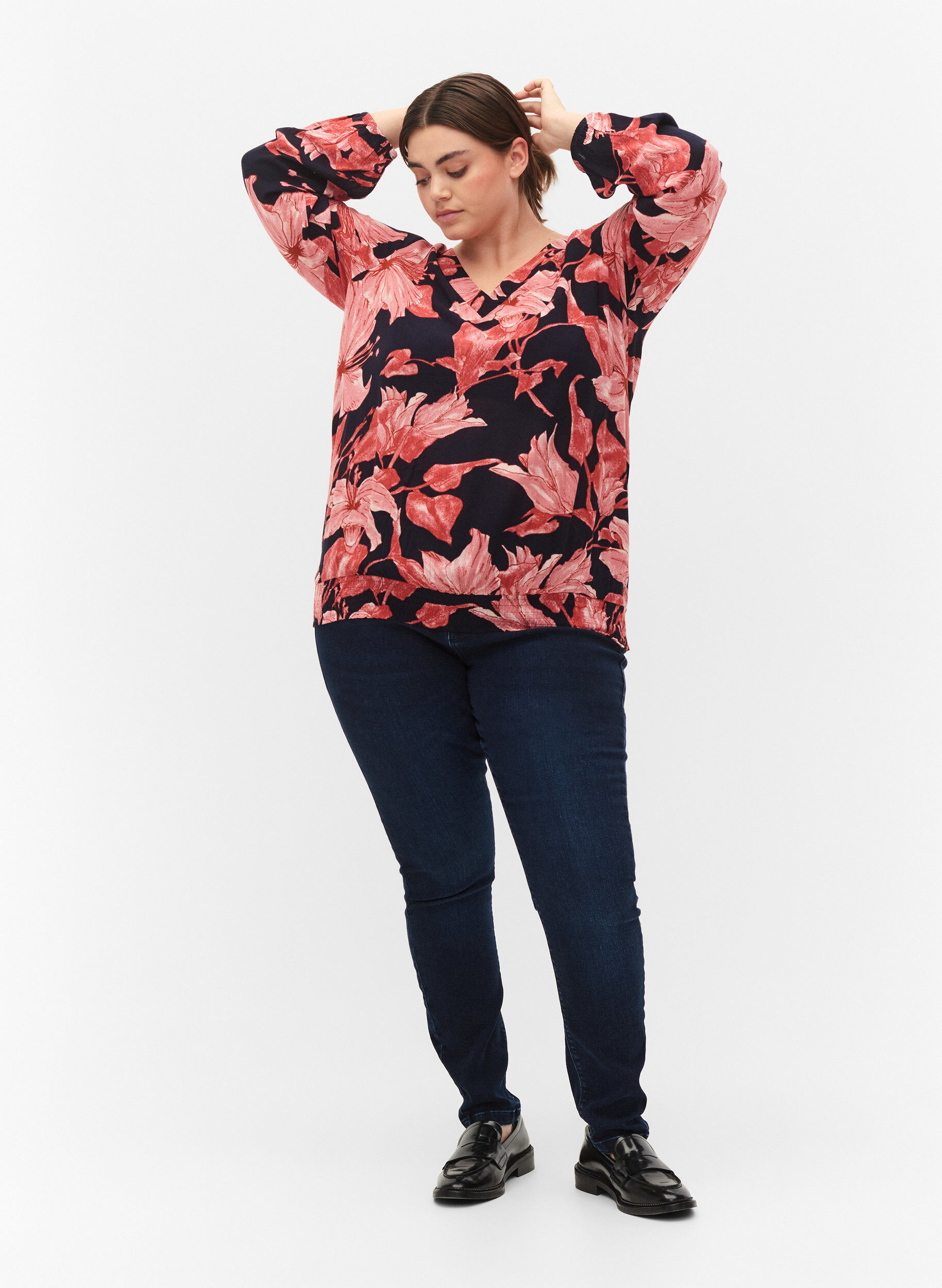 Zizzi Blouse en viscose avec smock, N. Sky Sketch Flower, Model image number 2