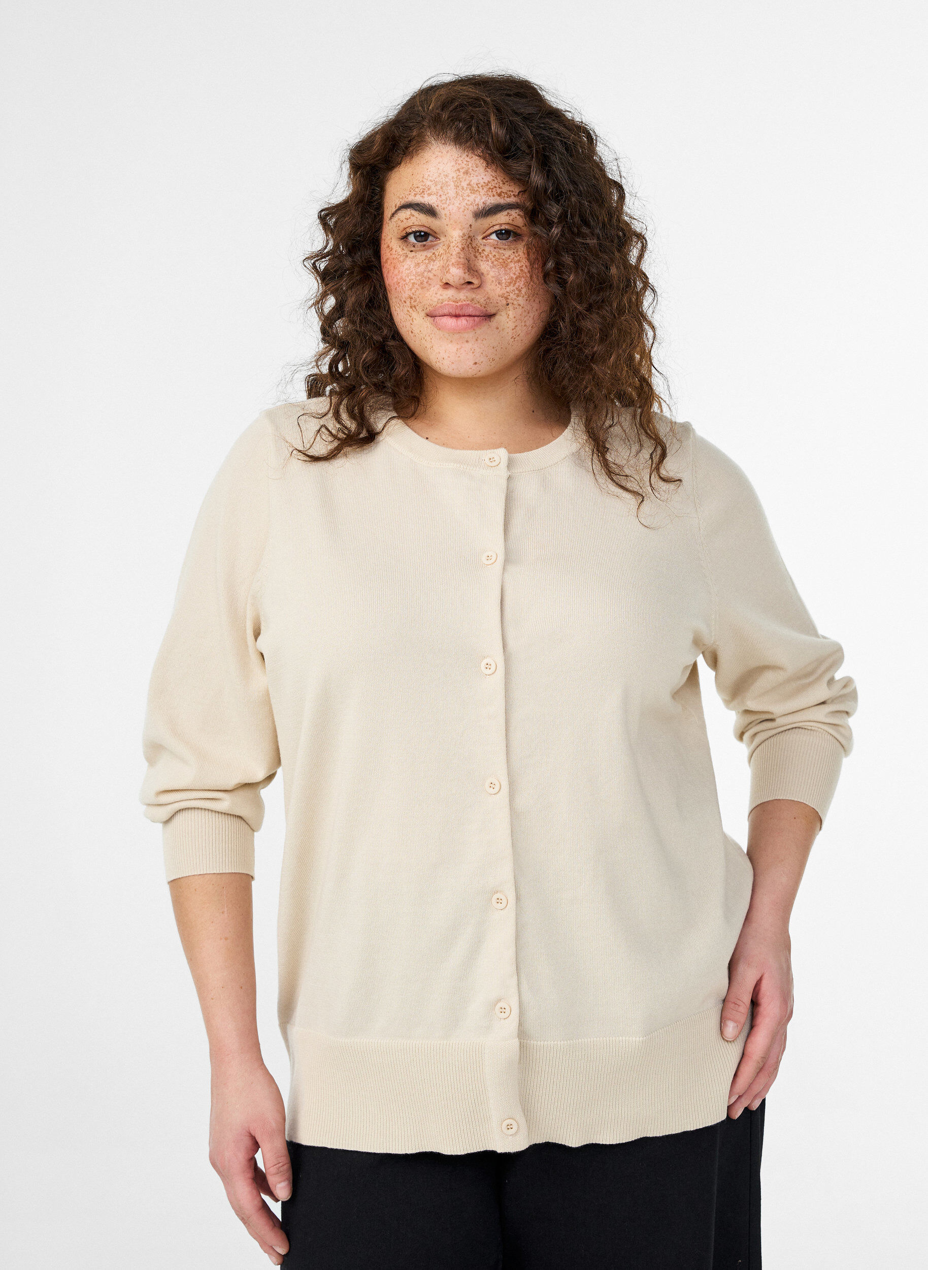 Cardigan en maille fine avec col rond, Beige, Model