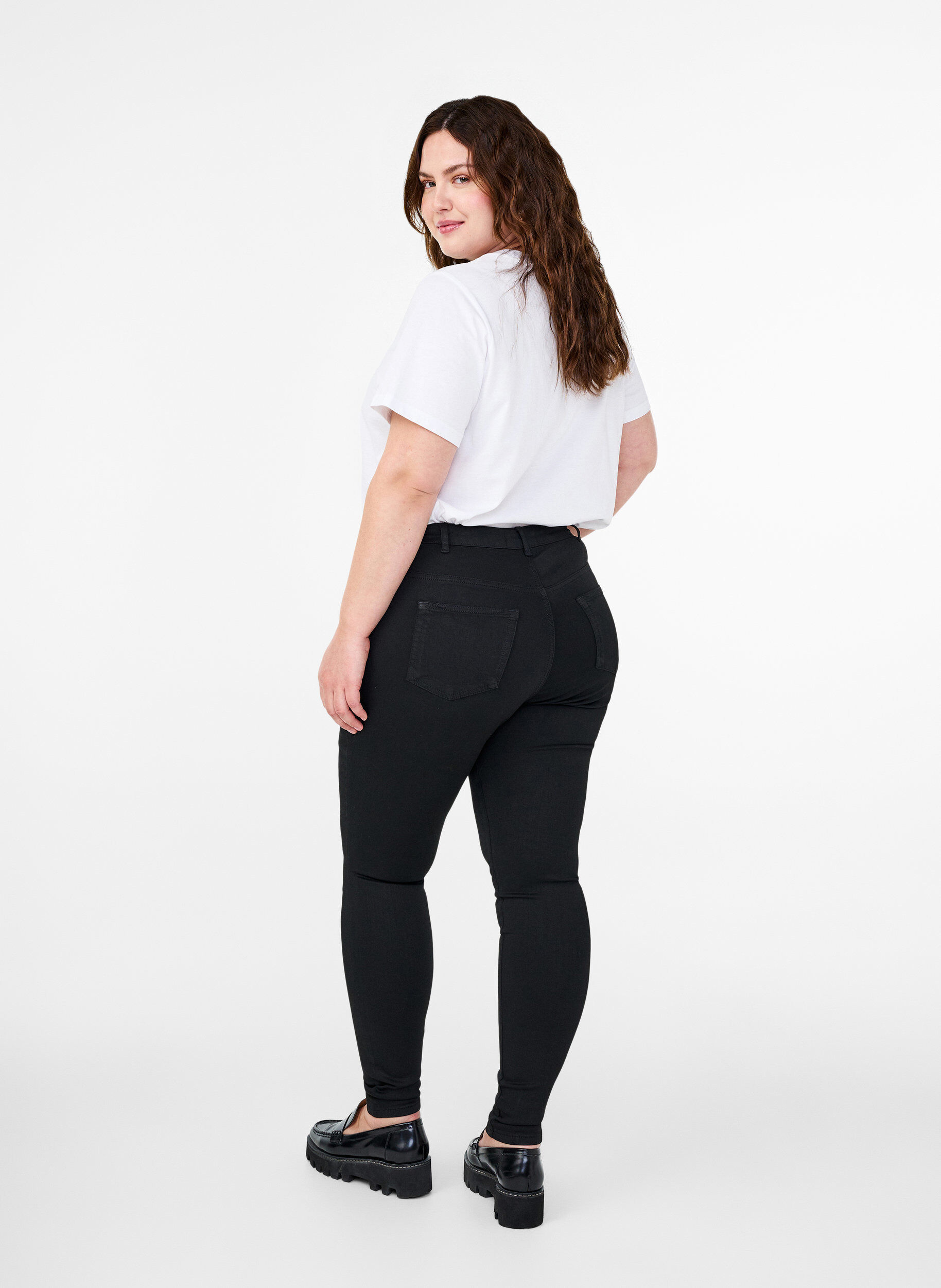 Zizzi Stay Black Amy Jeans mit hoher Taille, Schwarz, Model image number 1