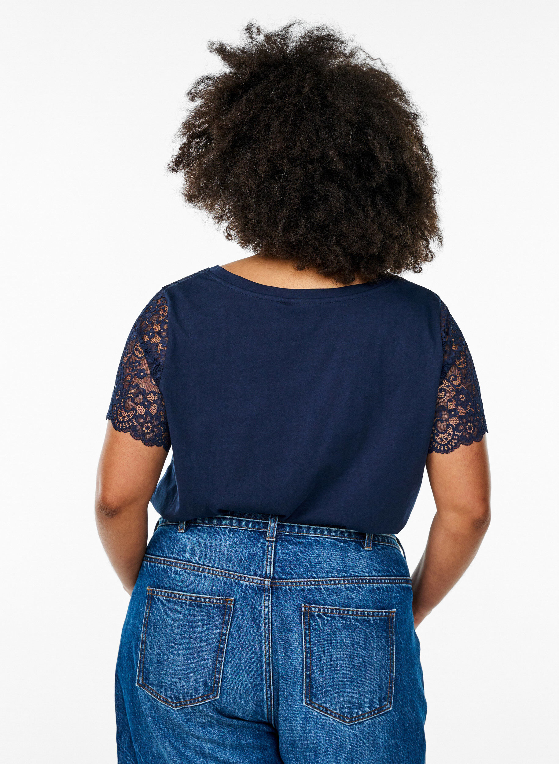 Zizzi T-shirt en coton avec manches courtes en dentelle, Bleu, Model image number 2