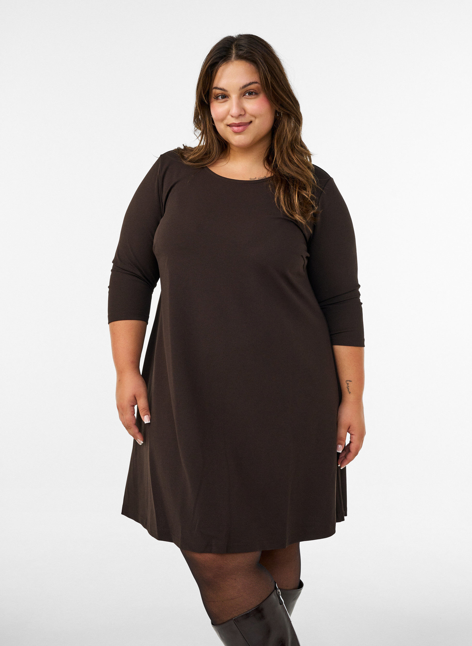 Short dress with an A-line shape and 3/4 sleeves, Brown, Model