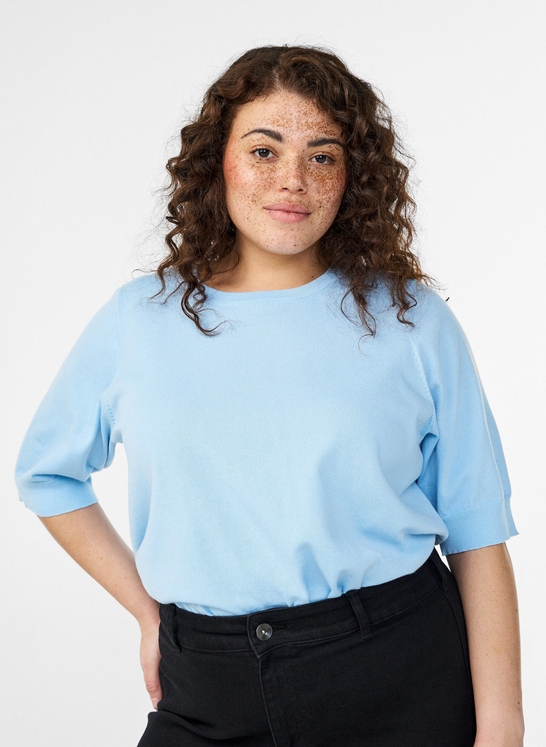 Fein gestrickte Bluse mit kurzen &Auml;rmeln, Blau, Model