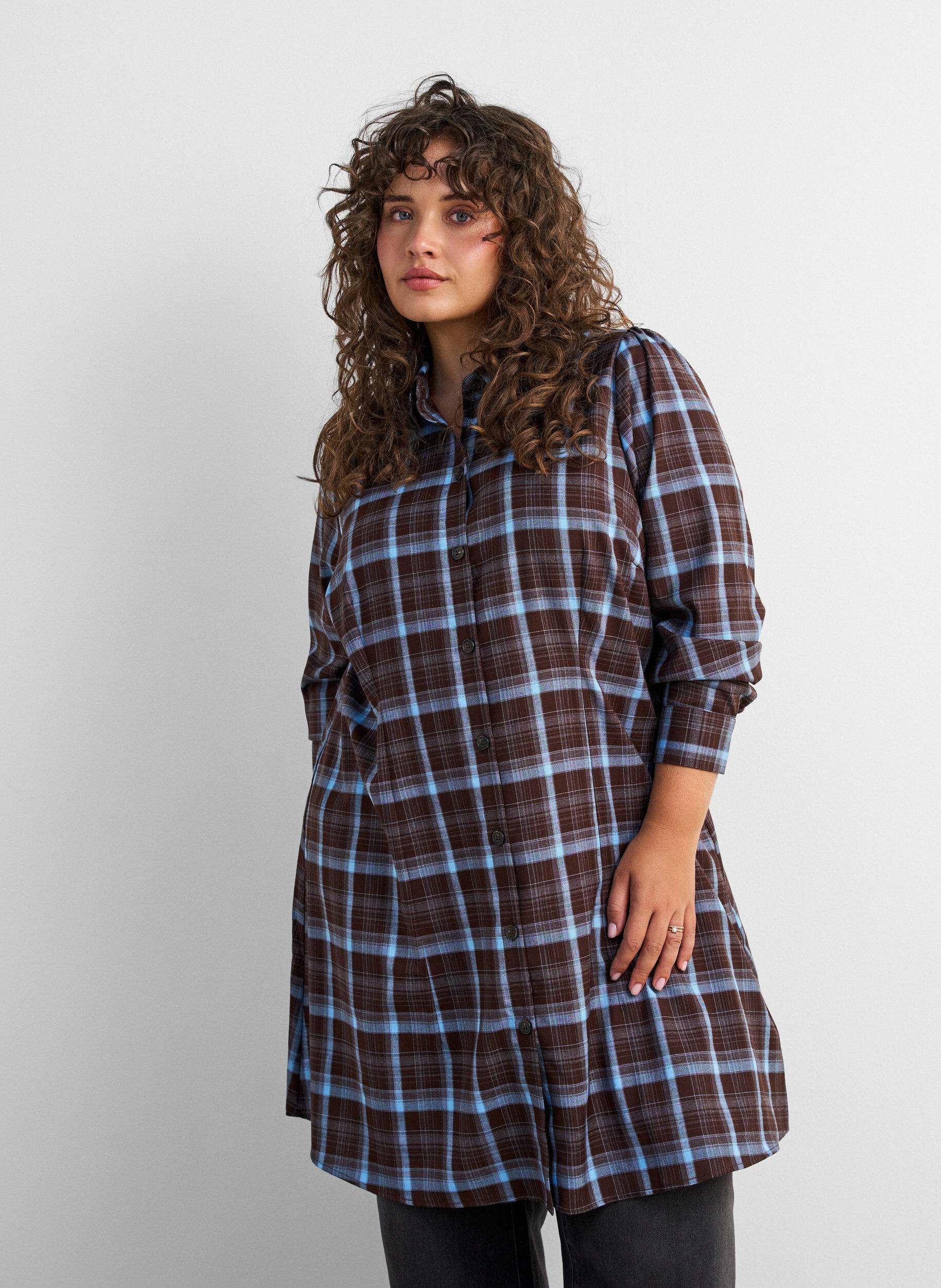 Knielanges Hemdblusenkleid mit Karomuster, Braun, Model