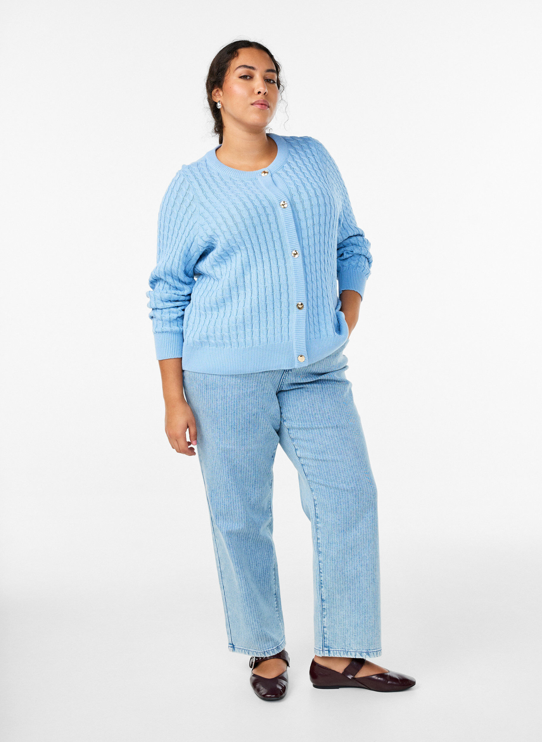 ZizziCardigan en maille torsad&eacute;e avec boutons dor&eacute;s, Bleu, Model image number 1