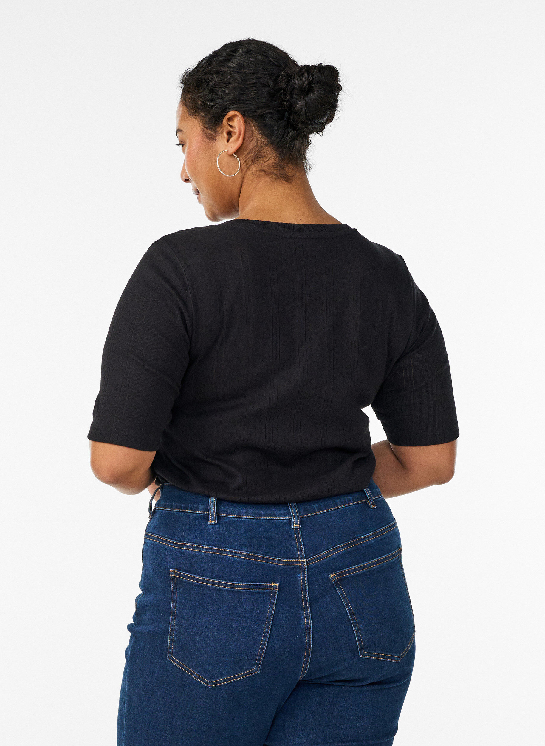 Zizzi T-shirt en coton avec broderie ajour&eacute;e, Noir, Model image number 2