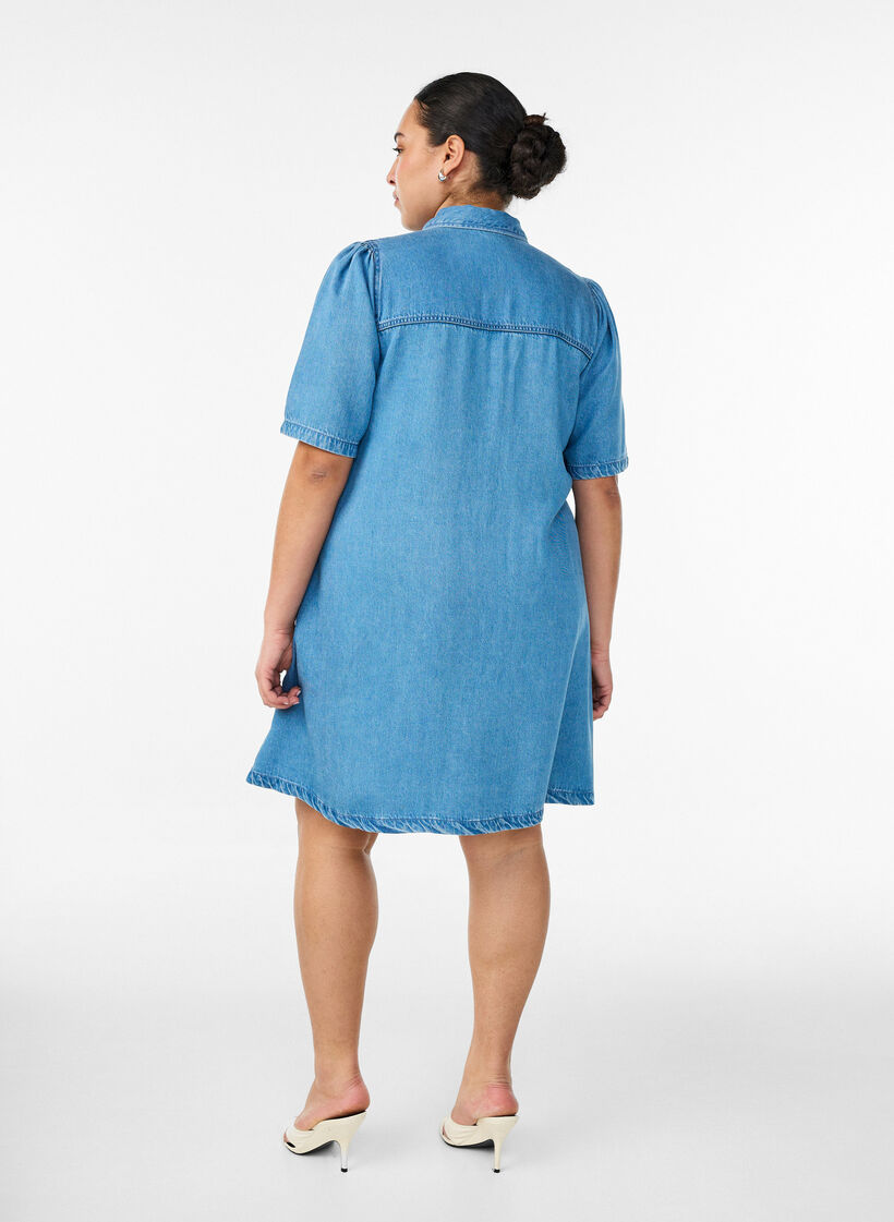 Robe en jean en lyocell avec boutons et manches courtes, Bleu Clair, Model image number 2