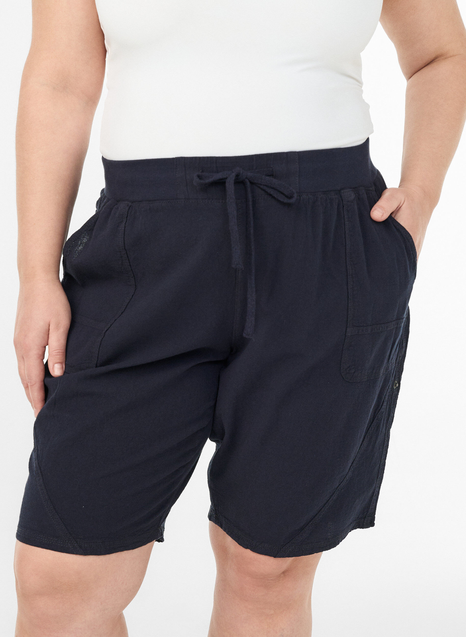 Zizzi Short en coton ample avec poches, Bleu, Model image number 3