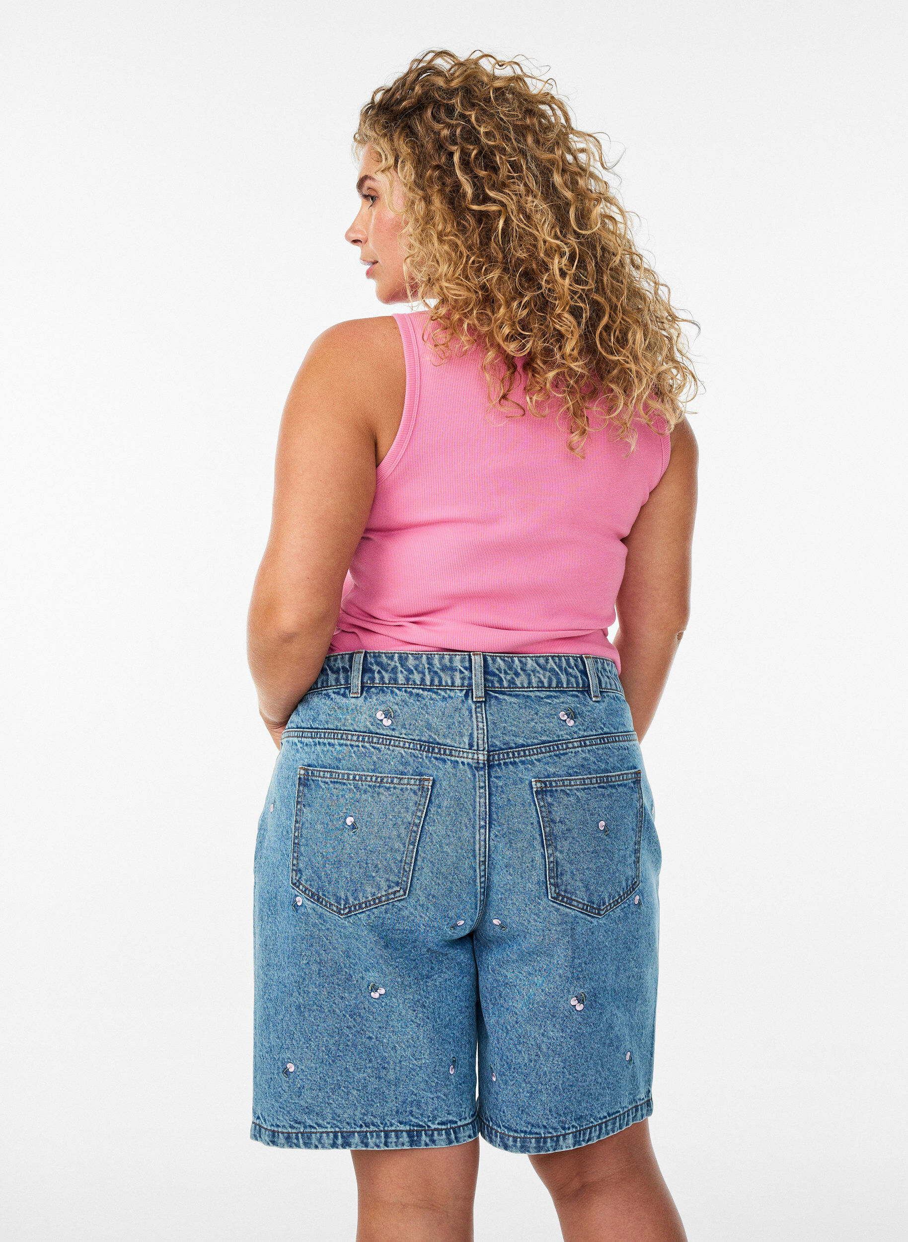 ZizziHoch taillierte Denimshorts mit bestickten Motiven, Blau, Model image number 2