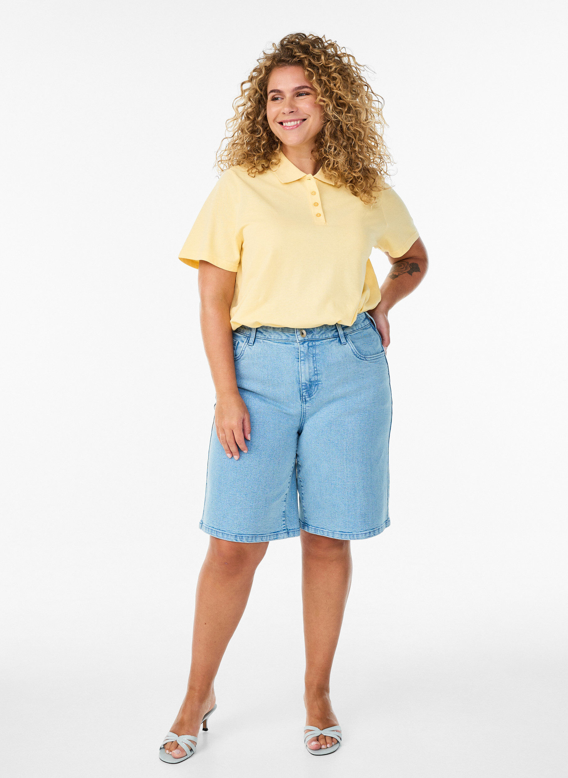 Zizzi Locker sitzende Jeansshorts mit hoher Taille, Blau, Model image number 1