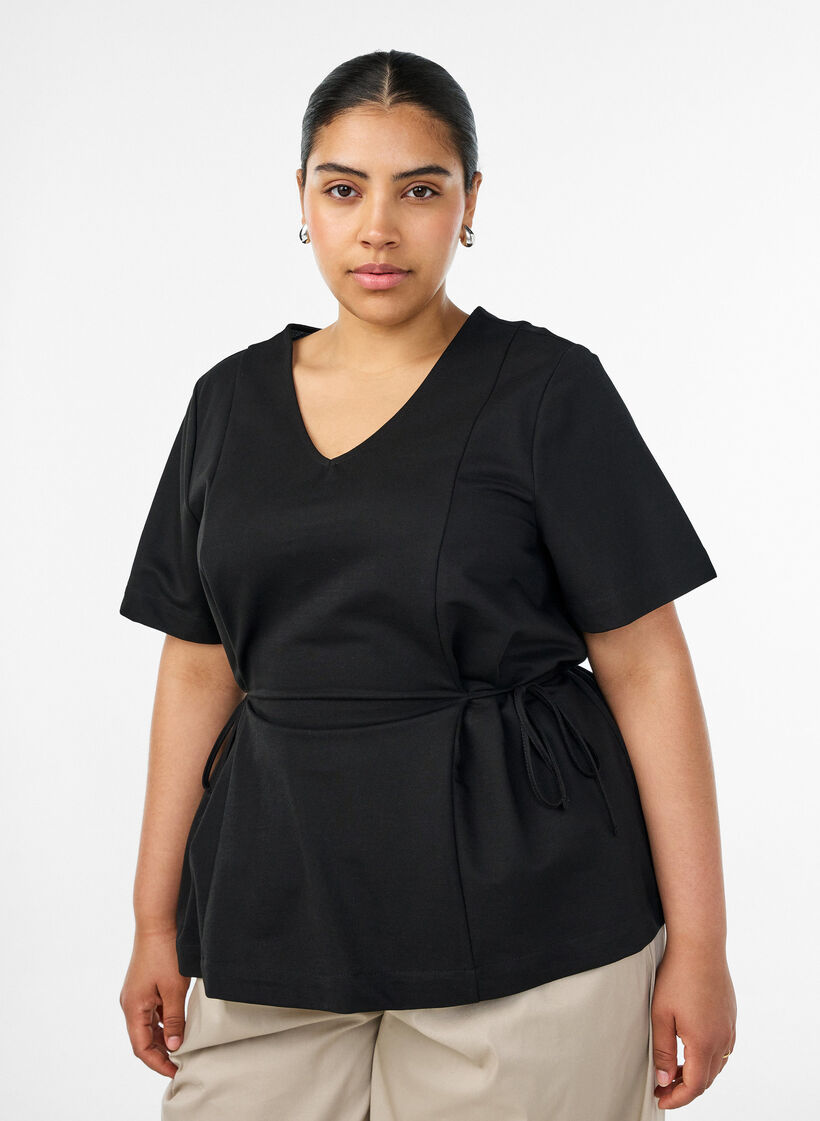 Blouse en m&eacute;lange de coton avec un col en V et un lien &agrave; nouer, Noir, Model image number 0
