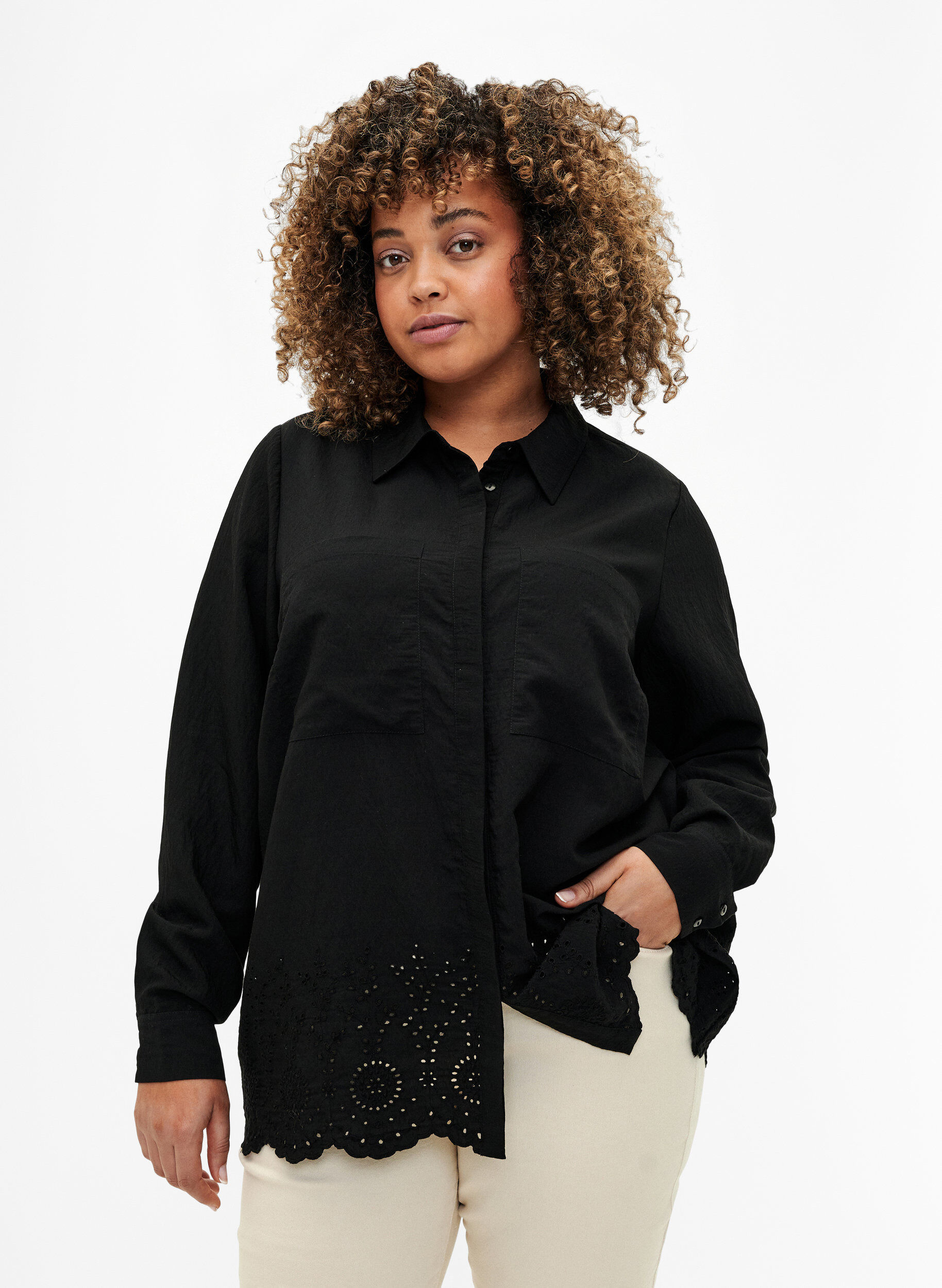 Zizzi Viskoseshirt mit Lochstickerei, Black, Model image number 0