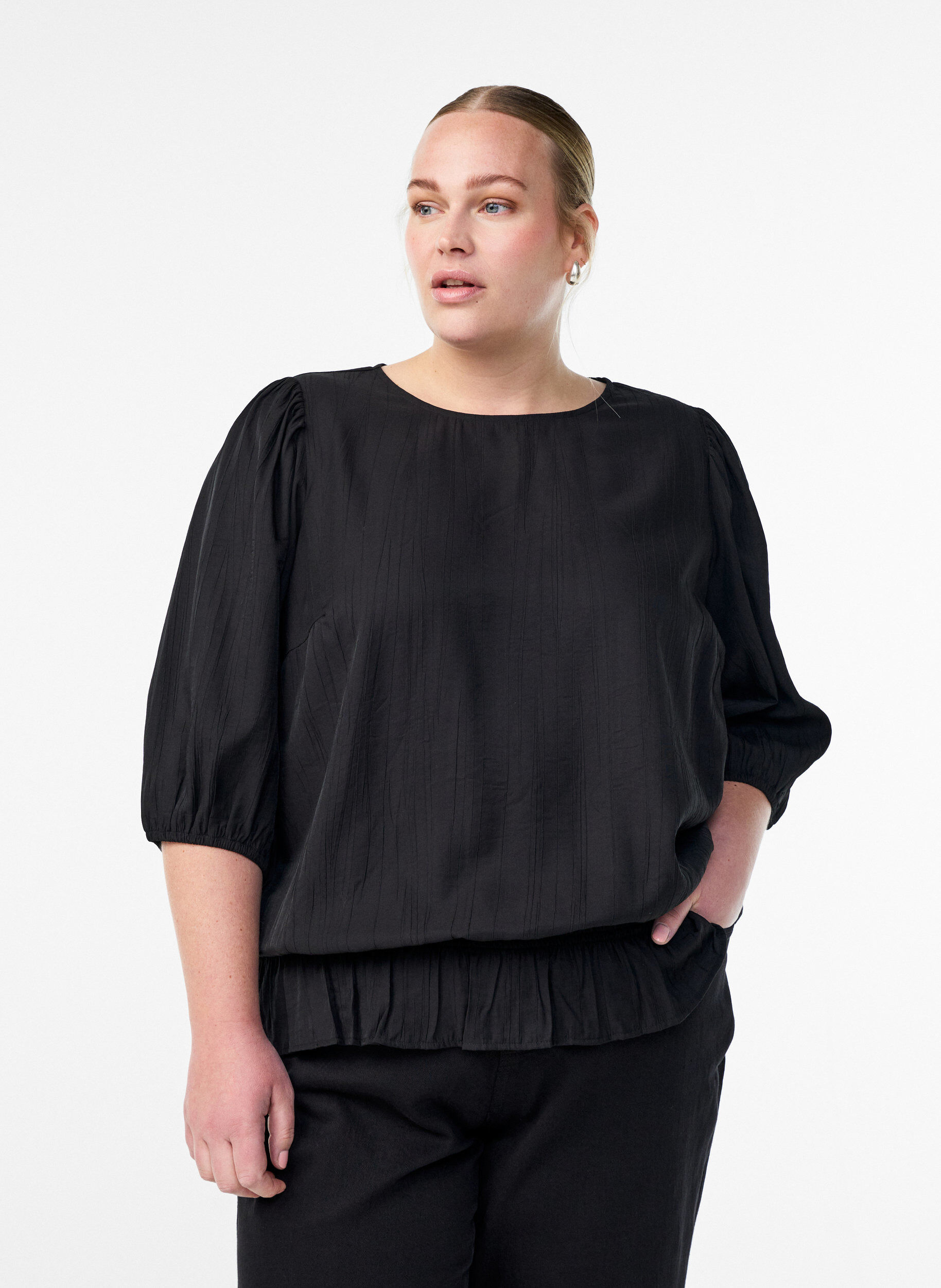Zizzi Viskosebluse mit 3/4-&Auml;rmeln und Balloneffekt, Schwarz, Model image number 0