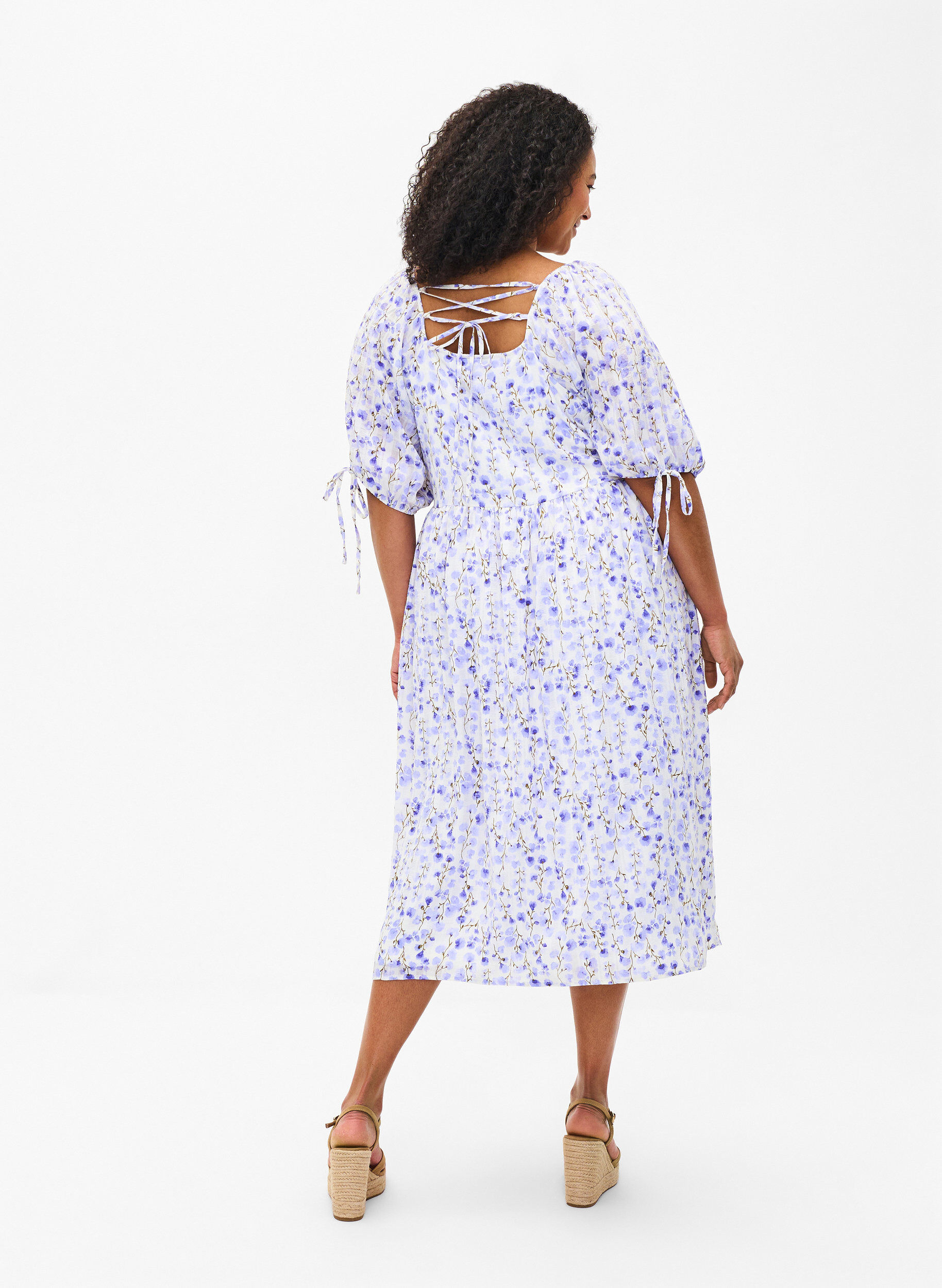 Zizzi Sommerkleid mit Blumenmotiv und Spitzendetails, Sand Verbena AOP, Model image number 1