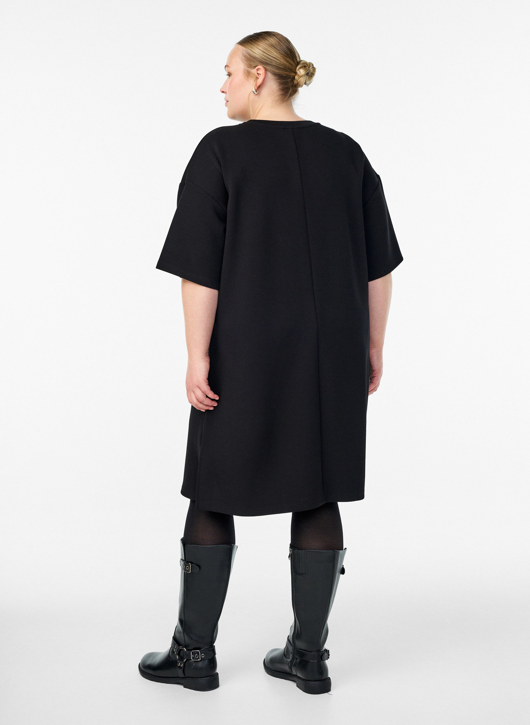 Zizzi T-Shirt-Kleid aus Jersey mit Seitenschlitzen, Schwarz, Model image number 2