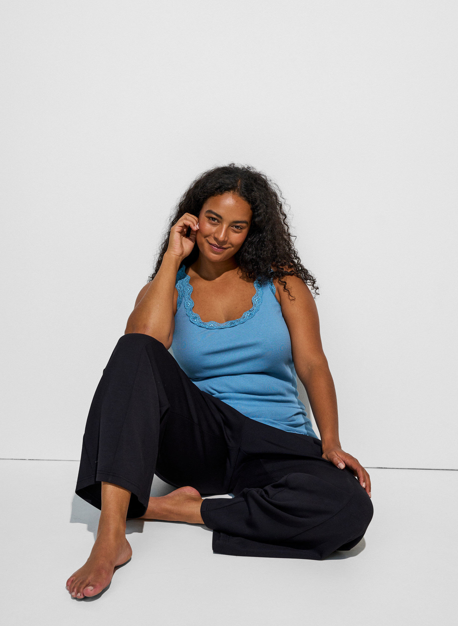 Haut &agrave; dentelle, Bleu, Model