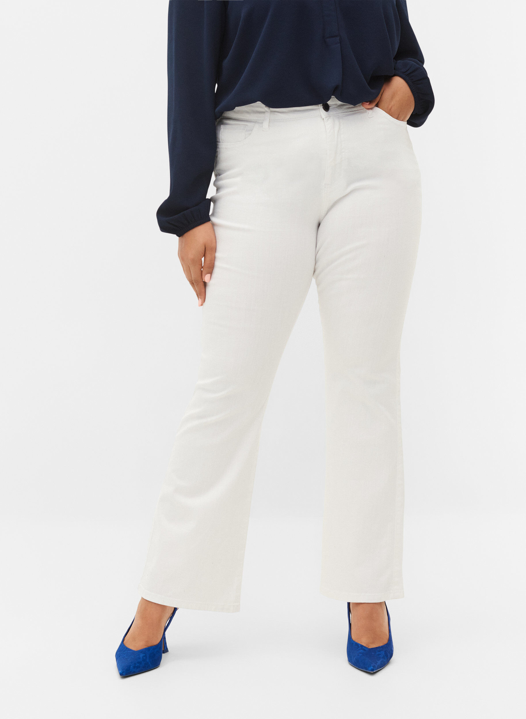Zizzi Ellen Bootcut-Jeans mit hoher Taille, Wei&szlig;, Model image number 2