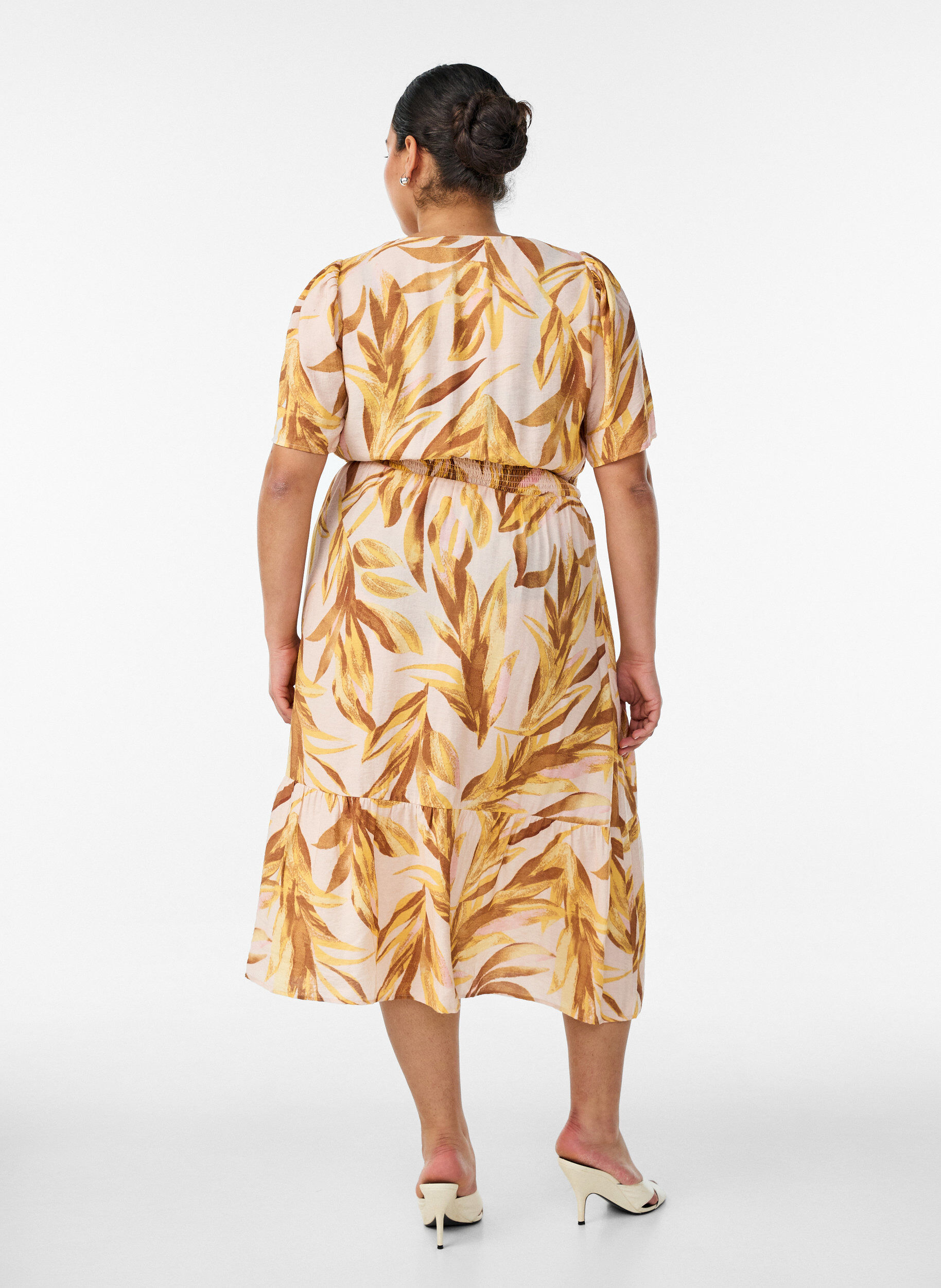 ZizziRobe midi en viscose &agrave; imprim&eacute; feuillage et taille smock&eacute;e, Jaune, Model image number 1