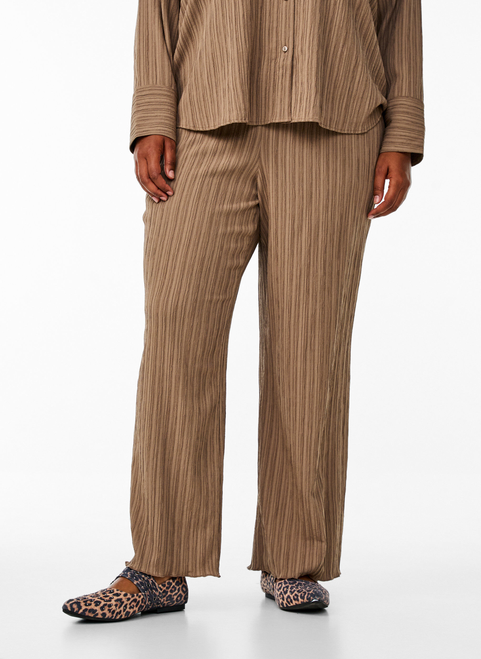 Zizzi FLASH - Pantalon taille haute &agrave; coupe ample, Marron, Model image number 2