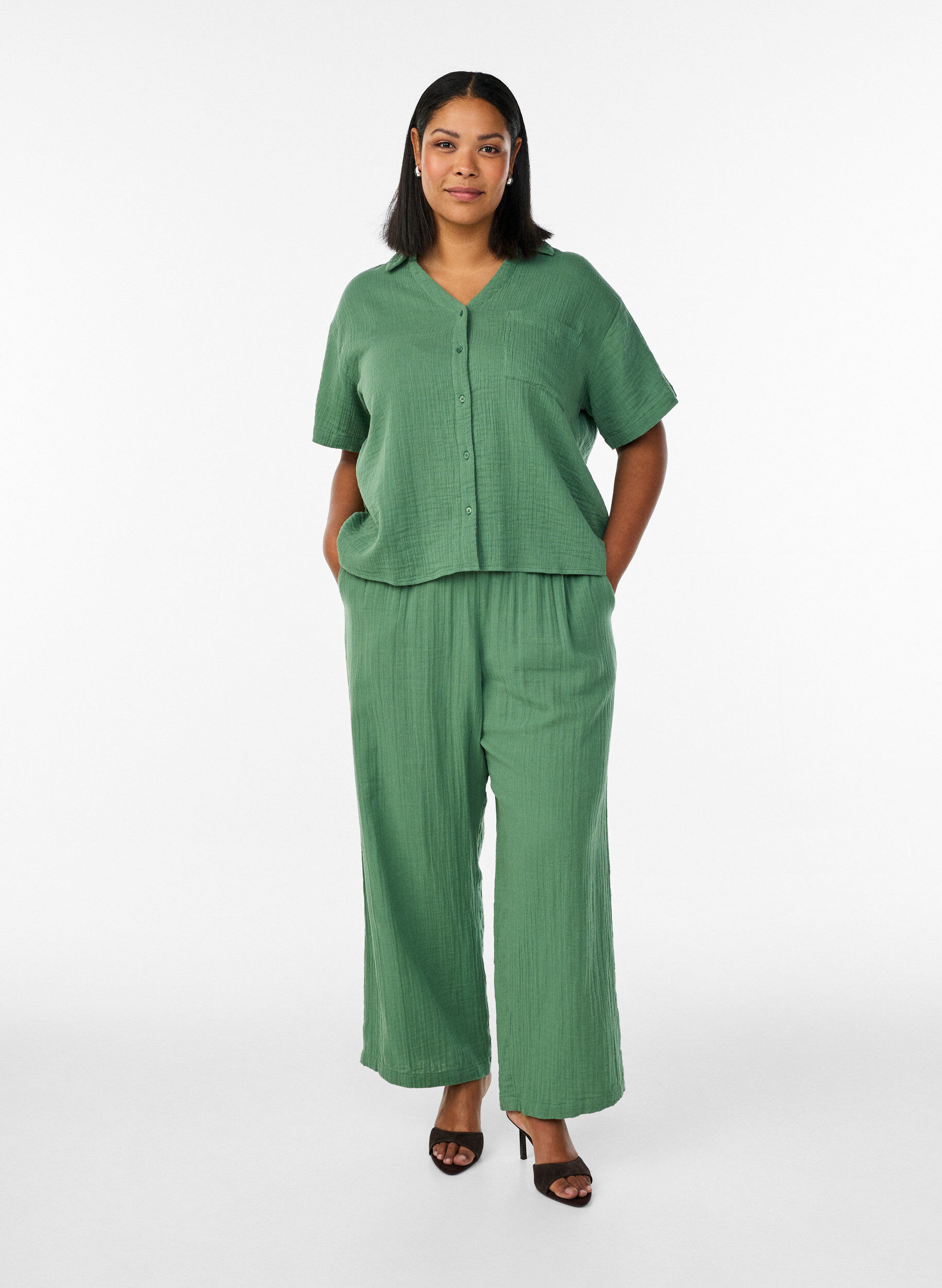 Zizzi Bluse aus Baumwoll-Musselin mit kurzen &Auml;rmeln, Gr&uuml;n, Model image number 1