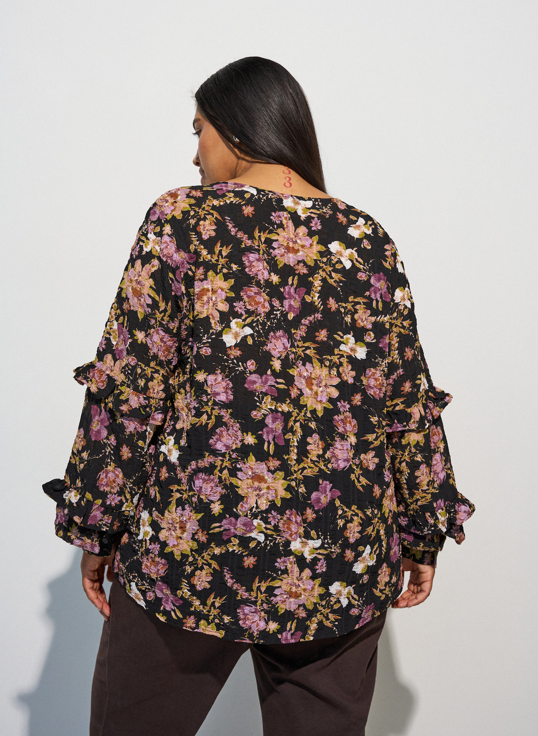 ZizziBluse mit Blumenprint und R&uuml;schendetails, Schwarz, Model image number 2