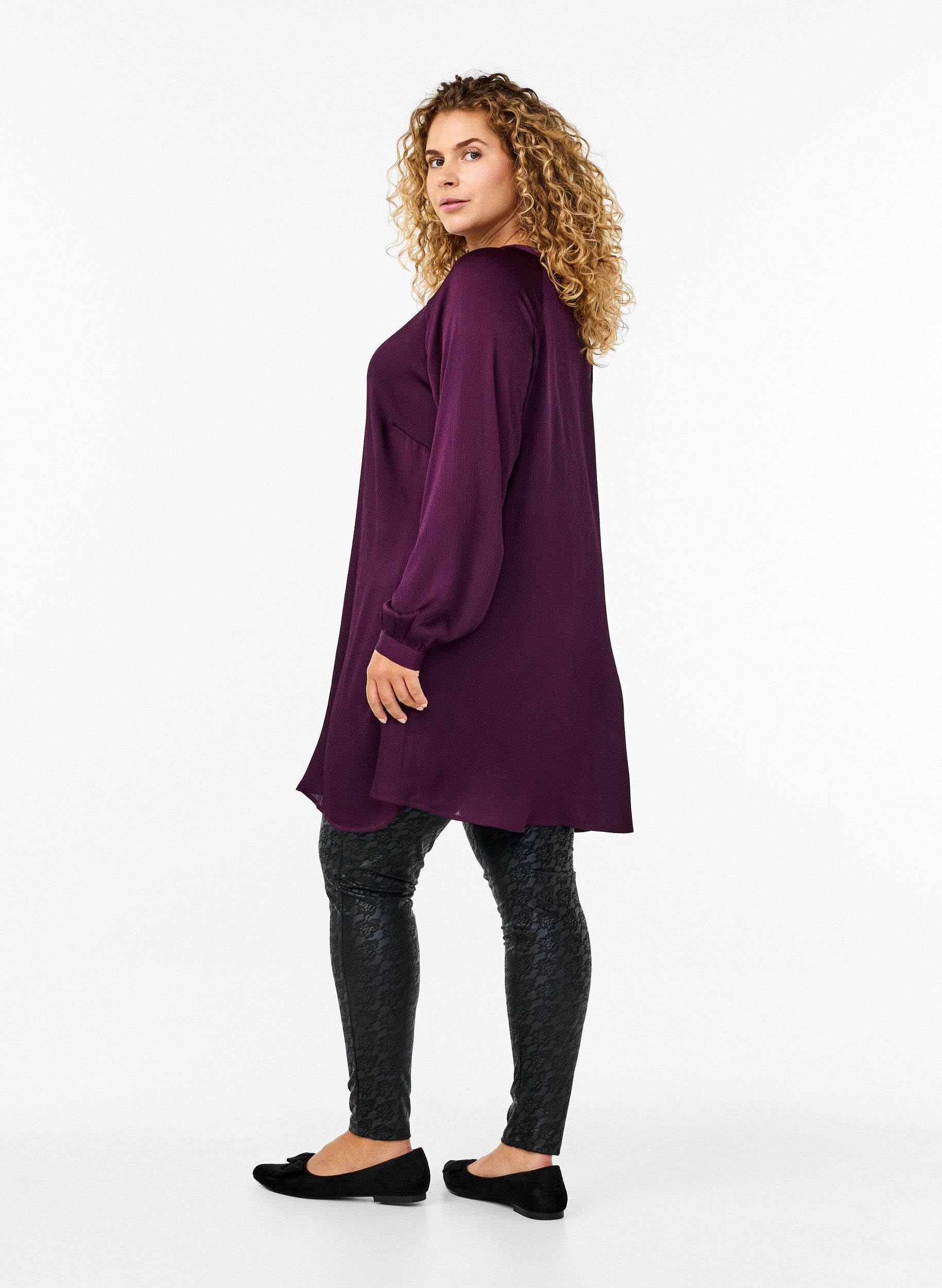 Zizzi Lange Bluse mit Kn&ouml;pfen und langen &Auml;rmeln, Potent Purple, Model image number 1