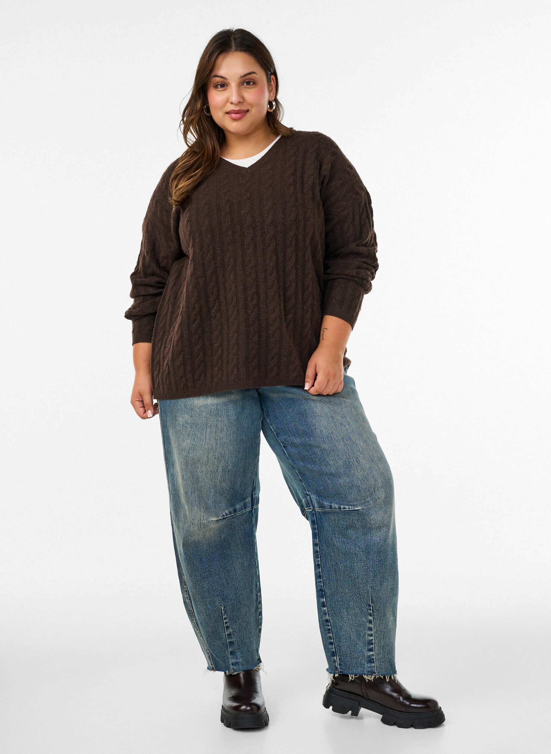 ZizziBluse aus Strick mit Zopfmuster und V-Ausschnitt, Braun, Model image number 1