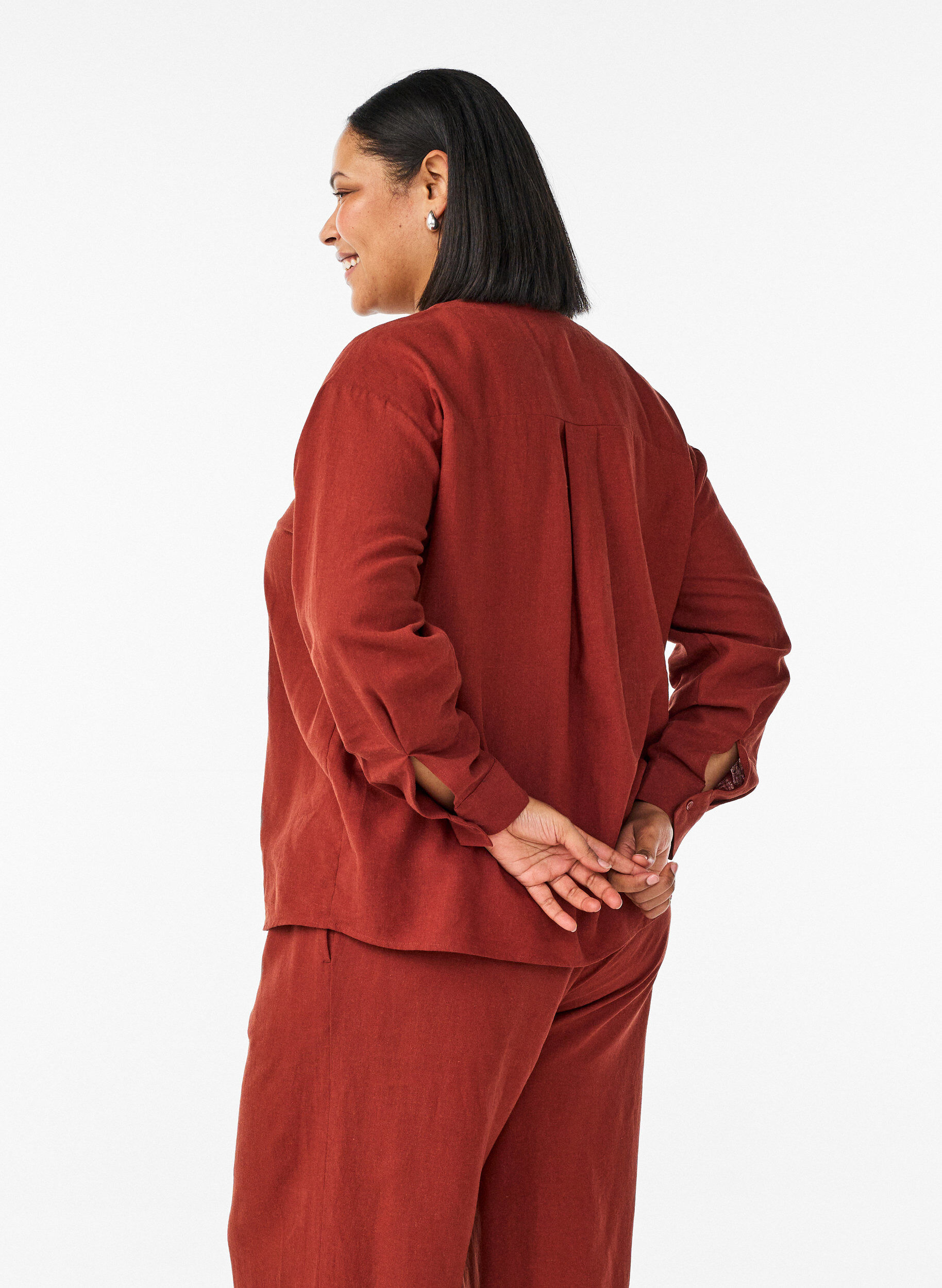 Zizzi Bluse aus Leinen und Viskose mit V-Ausschnitt, Rot, Model image number 2