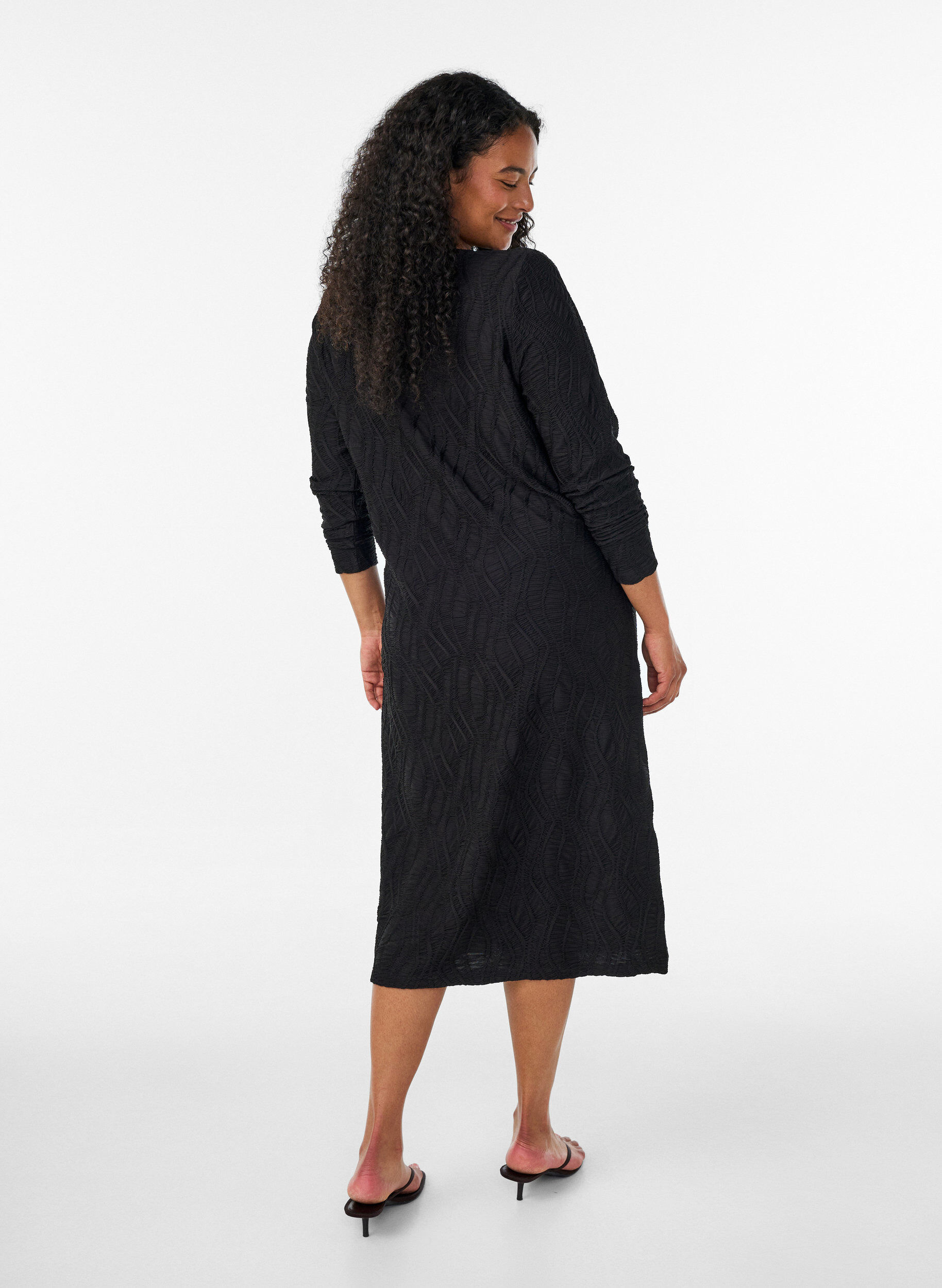 ZizziMidikleid mit gewellter Struktur und langen &Auml;rmeln, Schwarz, Model image number 1
