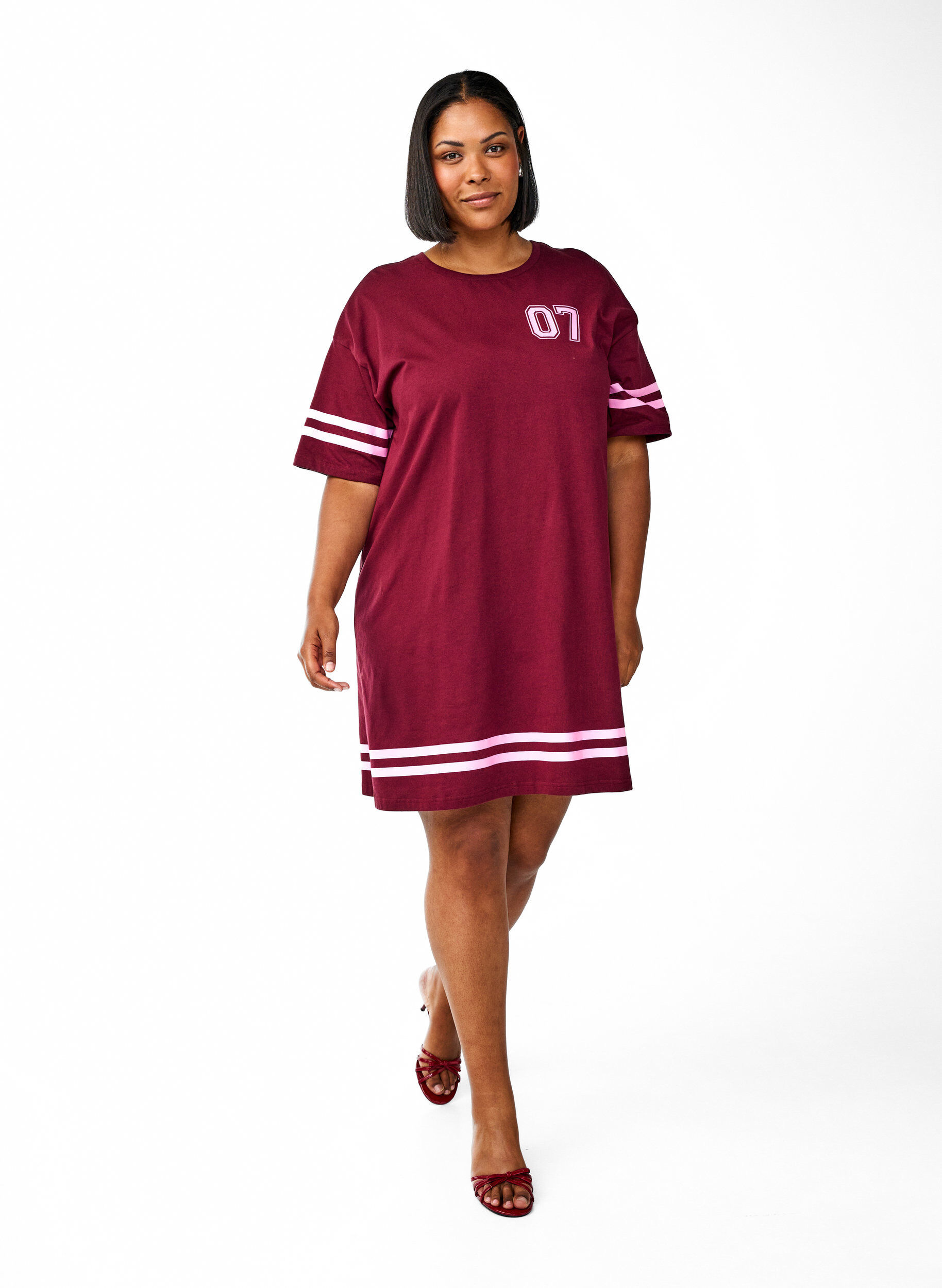 Zizzi Robe T-shirt courte avec d&eacute;tails sport, Bordeaux fonc&eacute;, Model image number 1